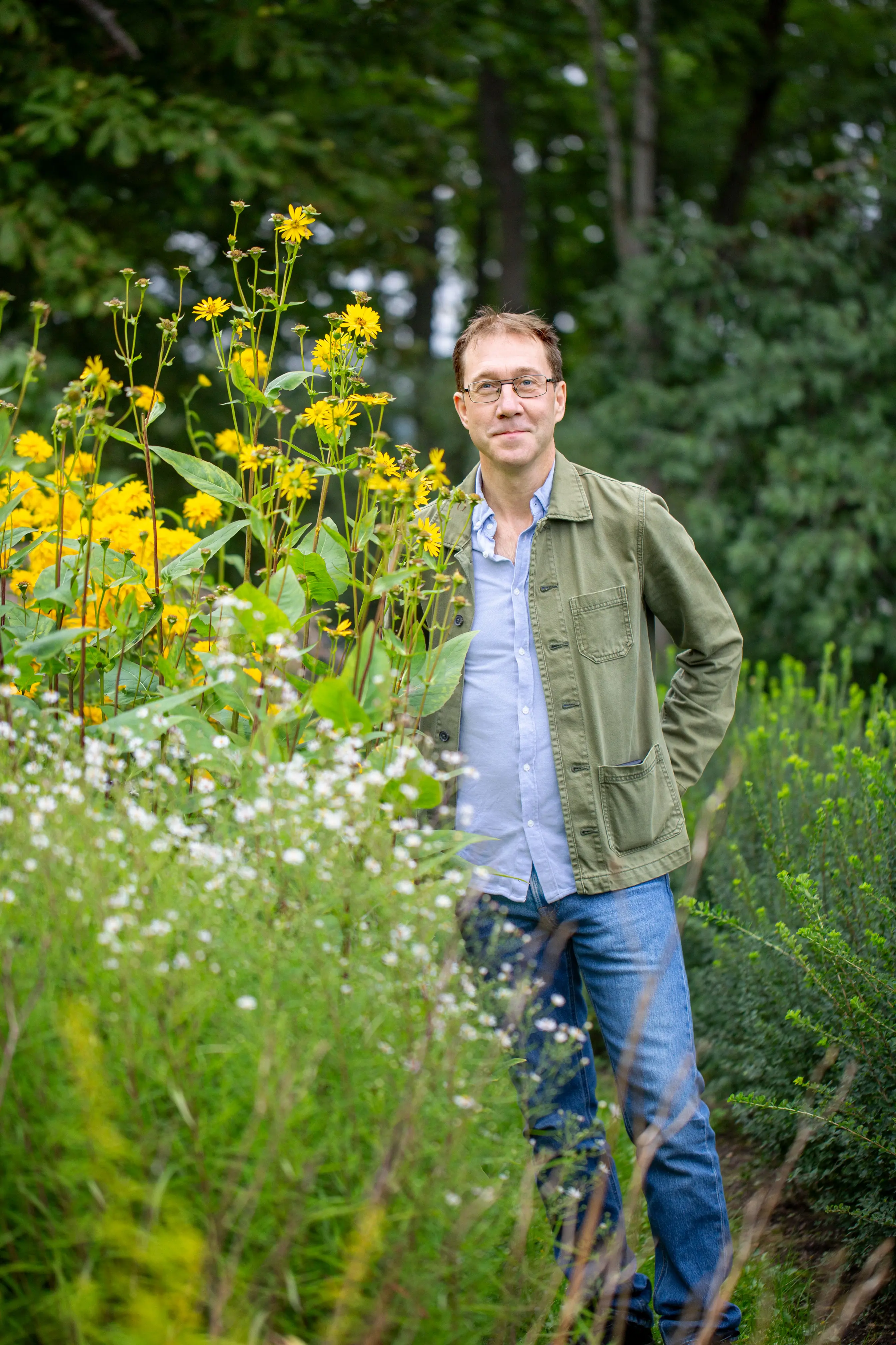 Leende man i rabatt.