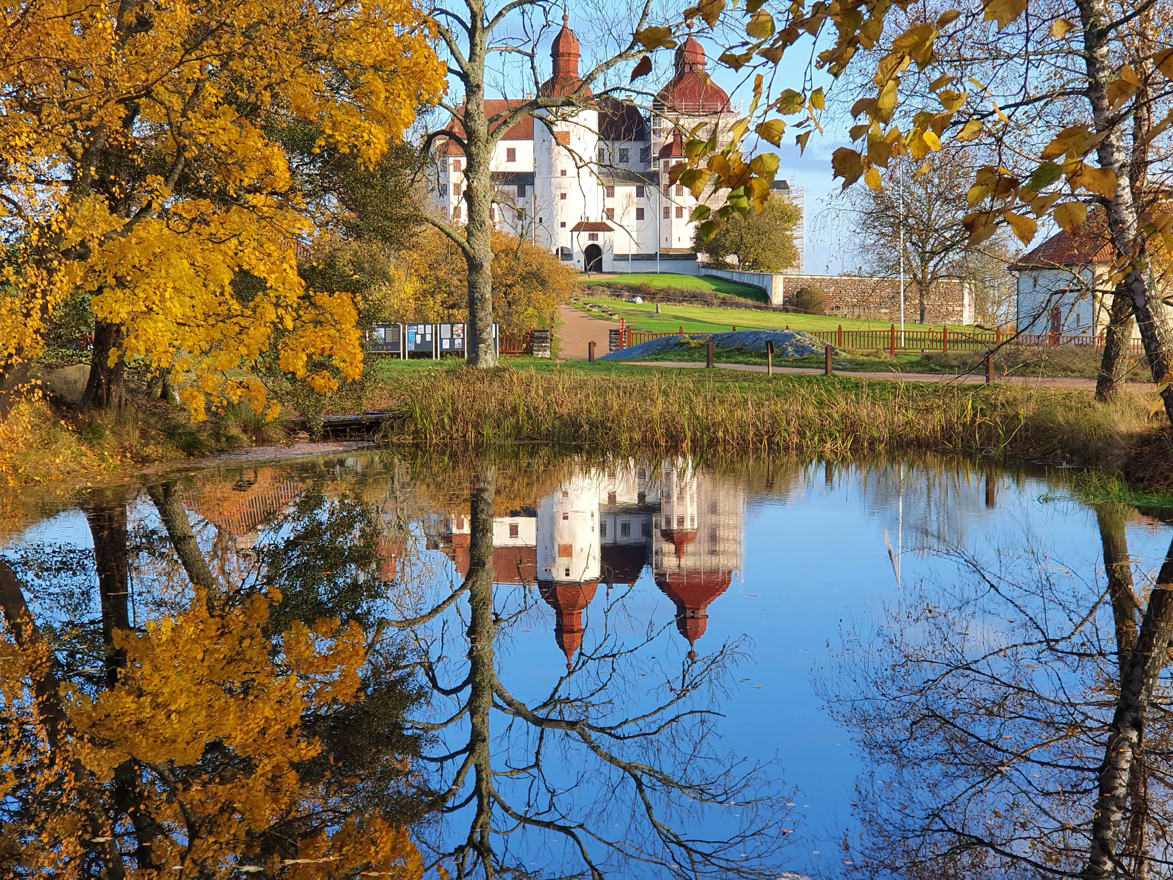 Läckö slott i höstskrud.