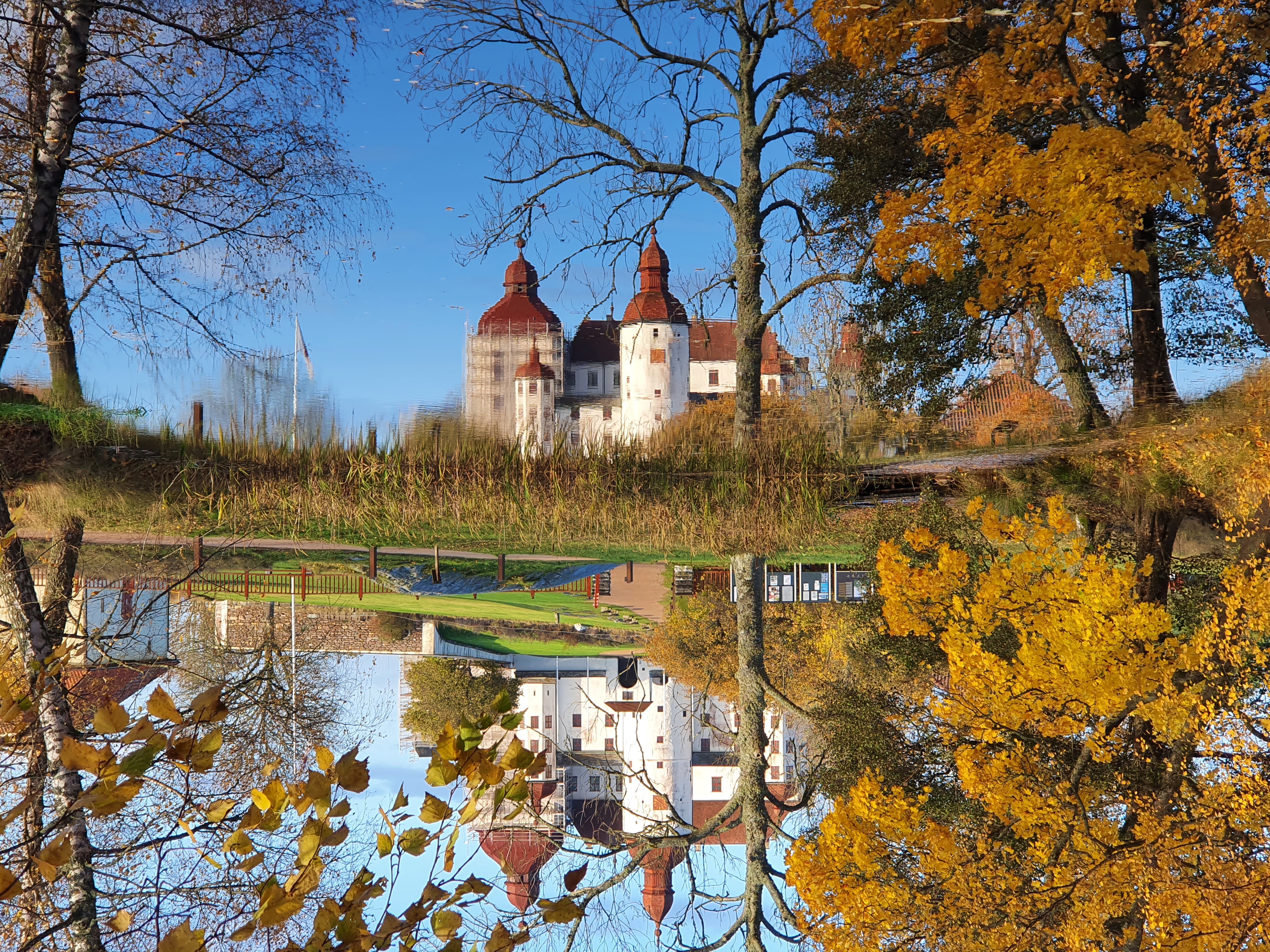 Läckö slott i höstskrud.
