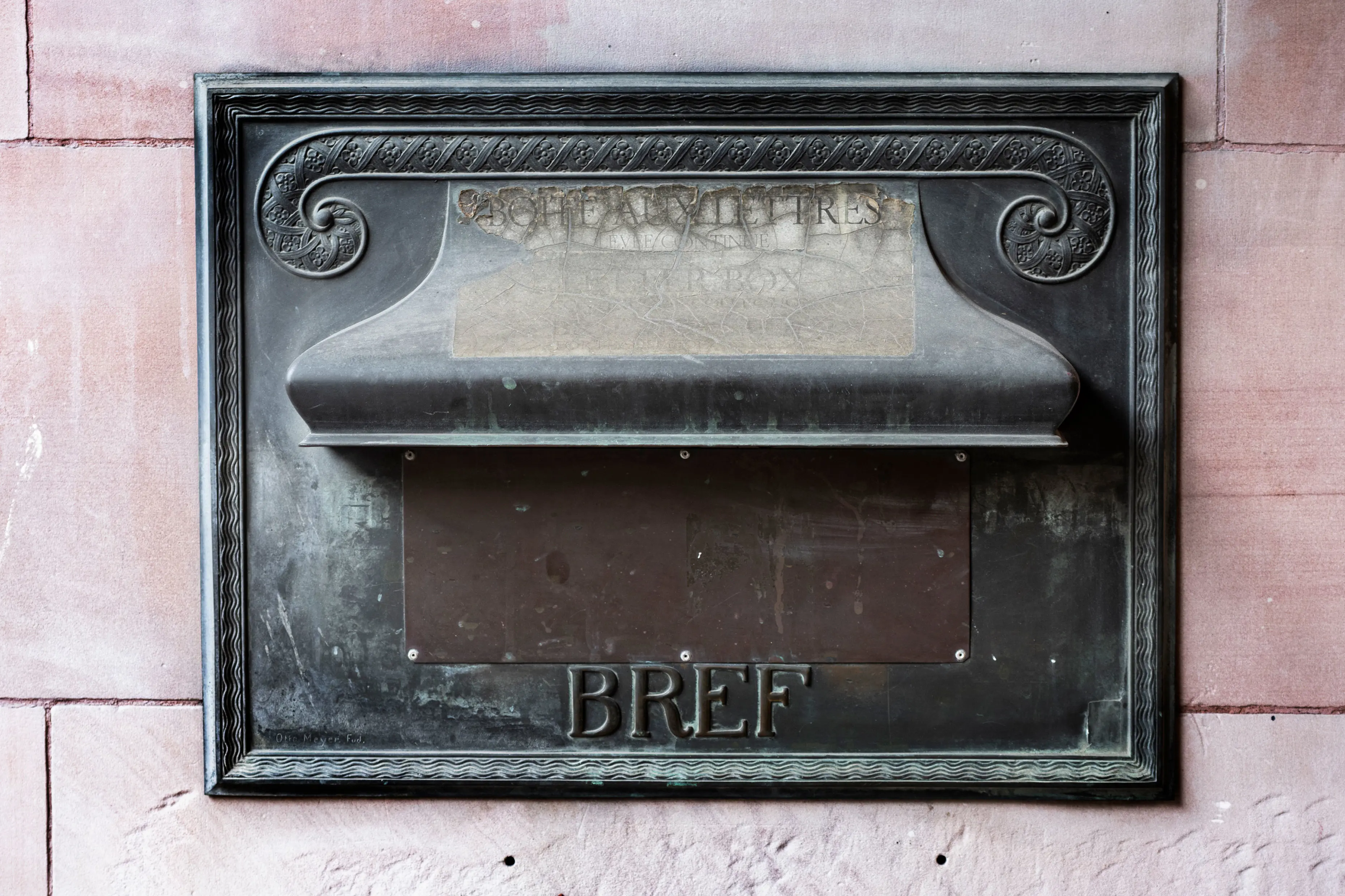 Brevlåda på Centralposthusets fasad.