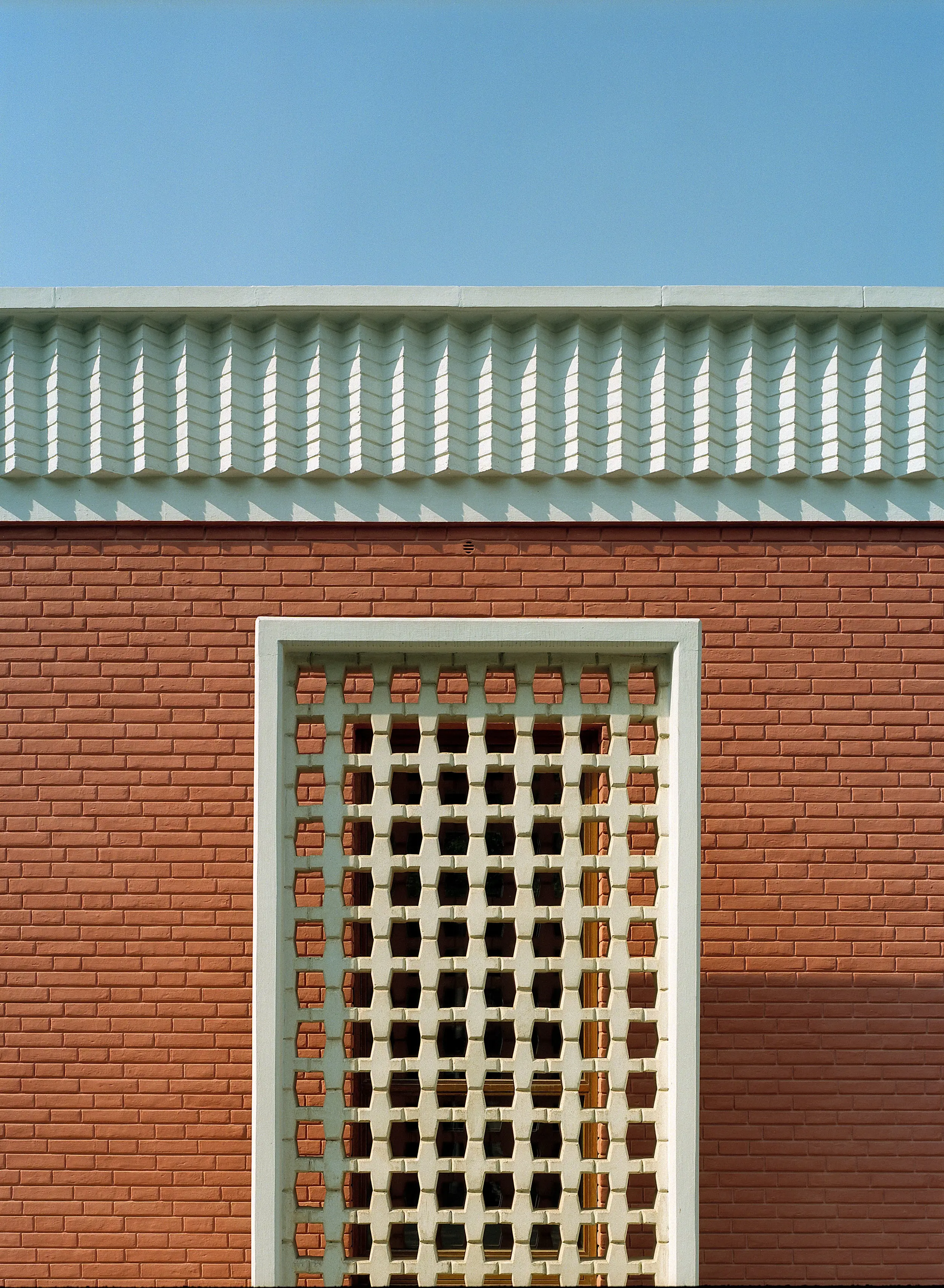 Solskydd framför fönster i den svenska ambassaden i New Delhi