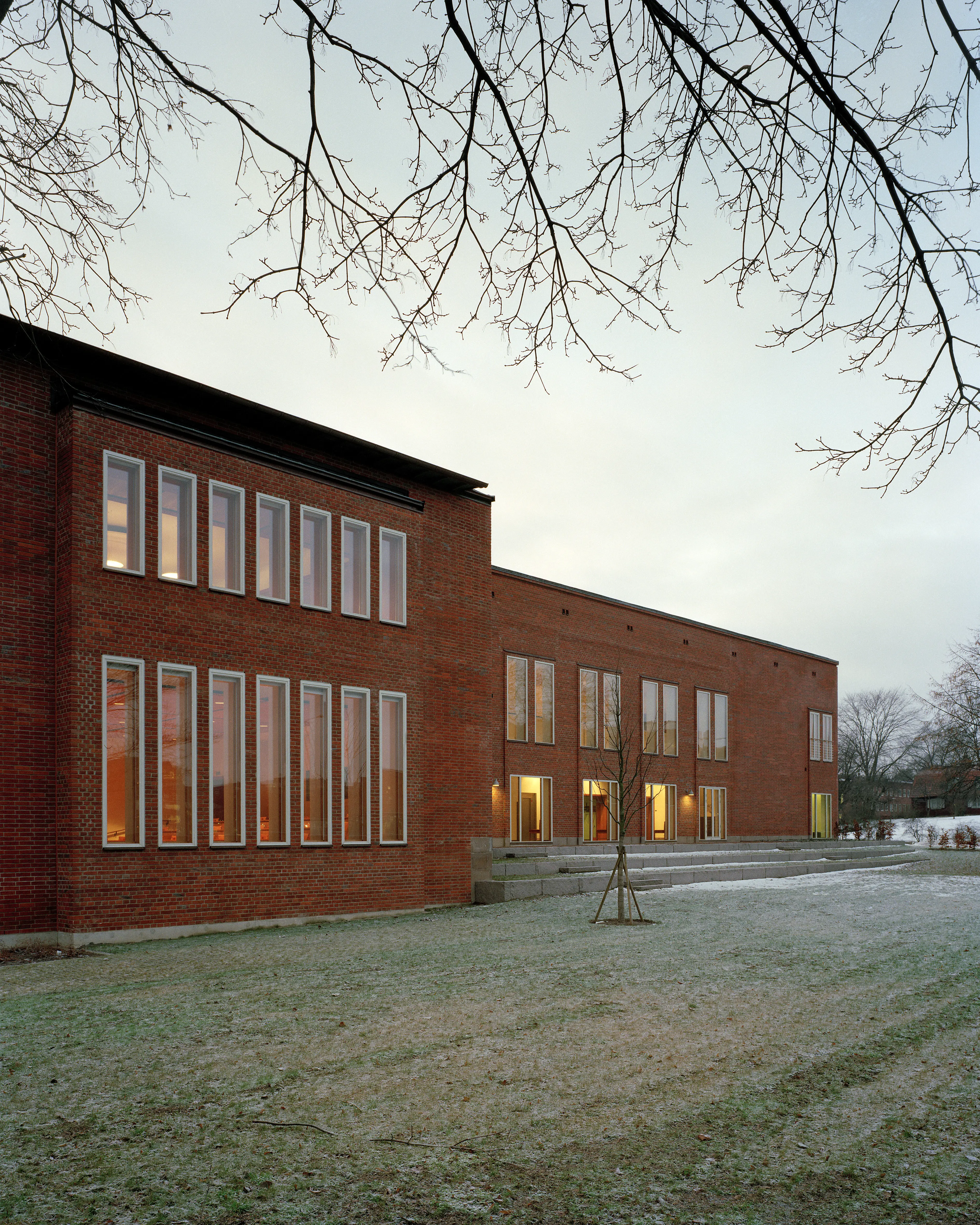 Nobel Forum. En modernistisk tegelbyggnad med stora fönsterpartier. Vinter och frost.