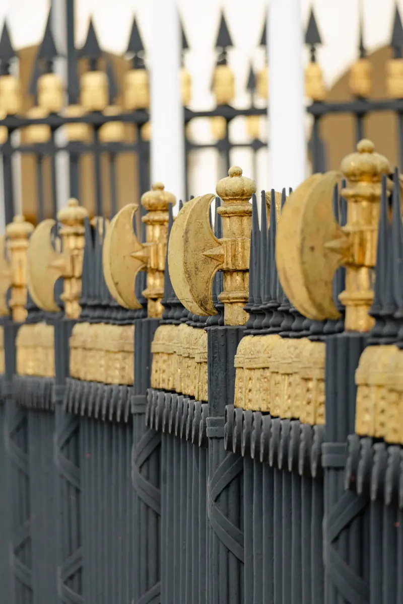 Artillerigården, detalj. Svartmålat gjutjärns-staket i form av tofs-prydda spjut och spö-knippen.