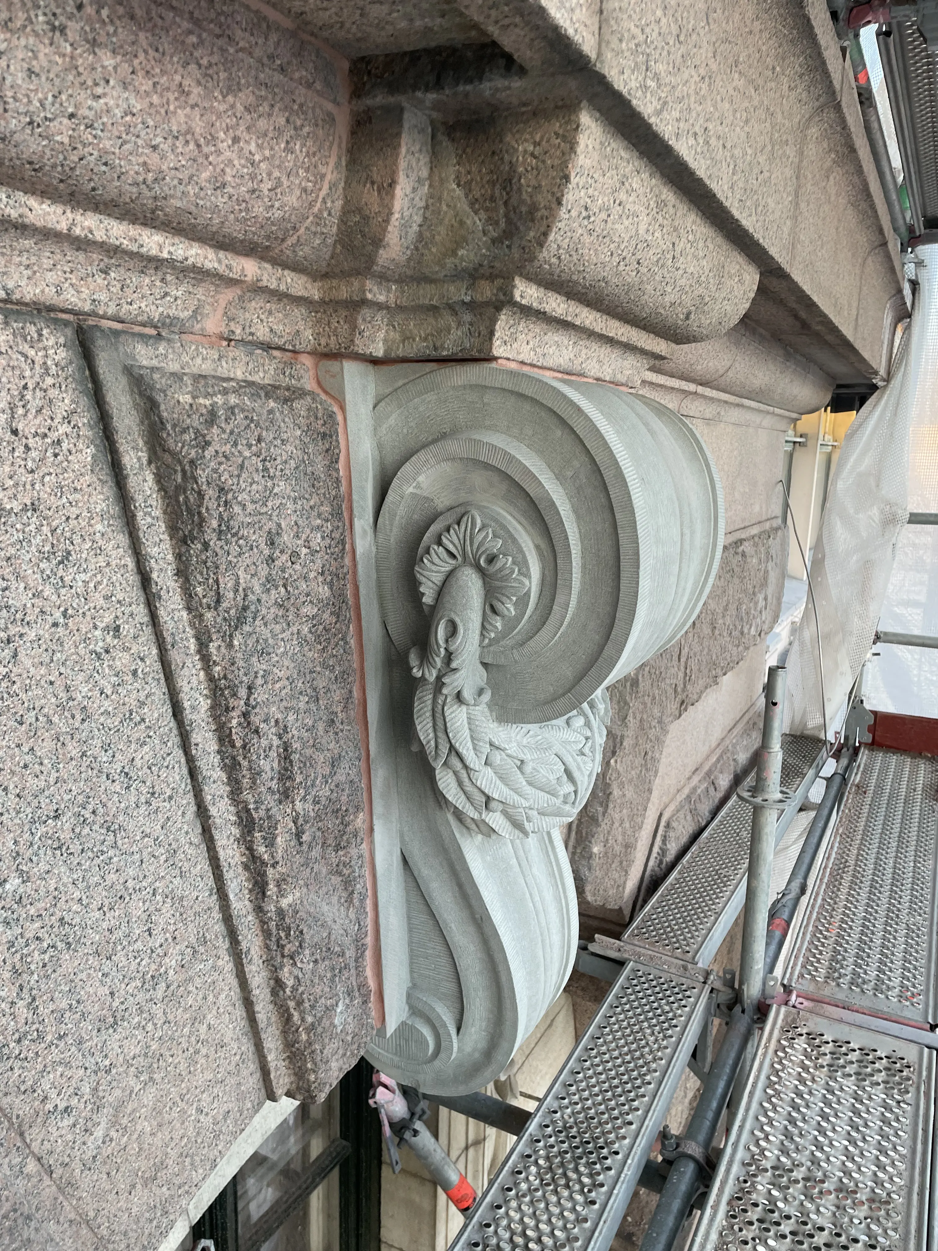 Närbild på en ny stendetalj som fogats in i operabyggnadens fasad