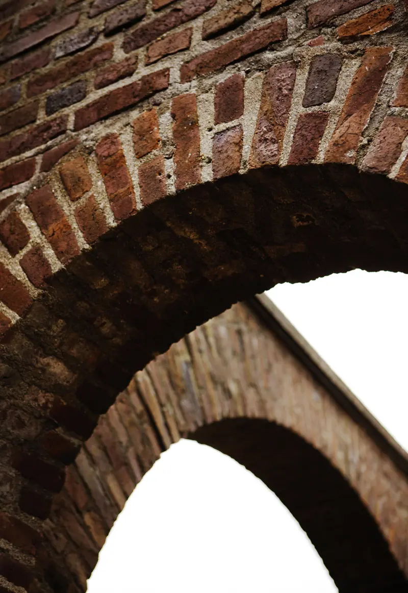 Närbild av tegelvalv med en ljus himmel som bakgrund.