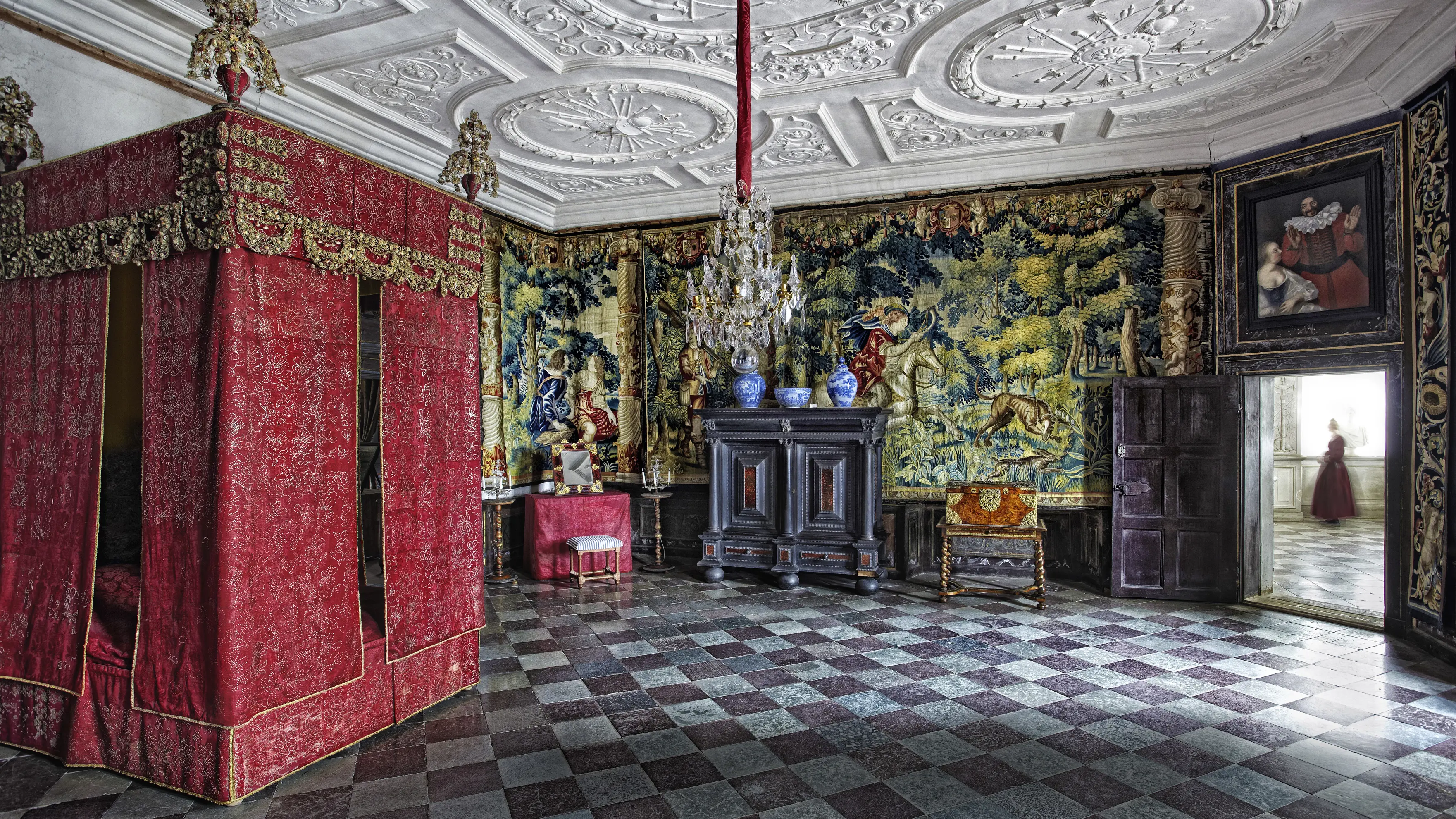 Hans exellens sovkammare i Skoklosters slott. Med rutigt stengolv, stuckatur i taket, himmelssäng samt gobelänger på väggarna.