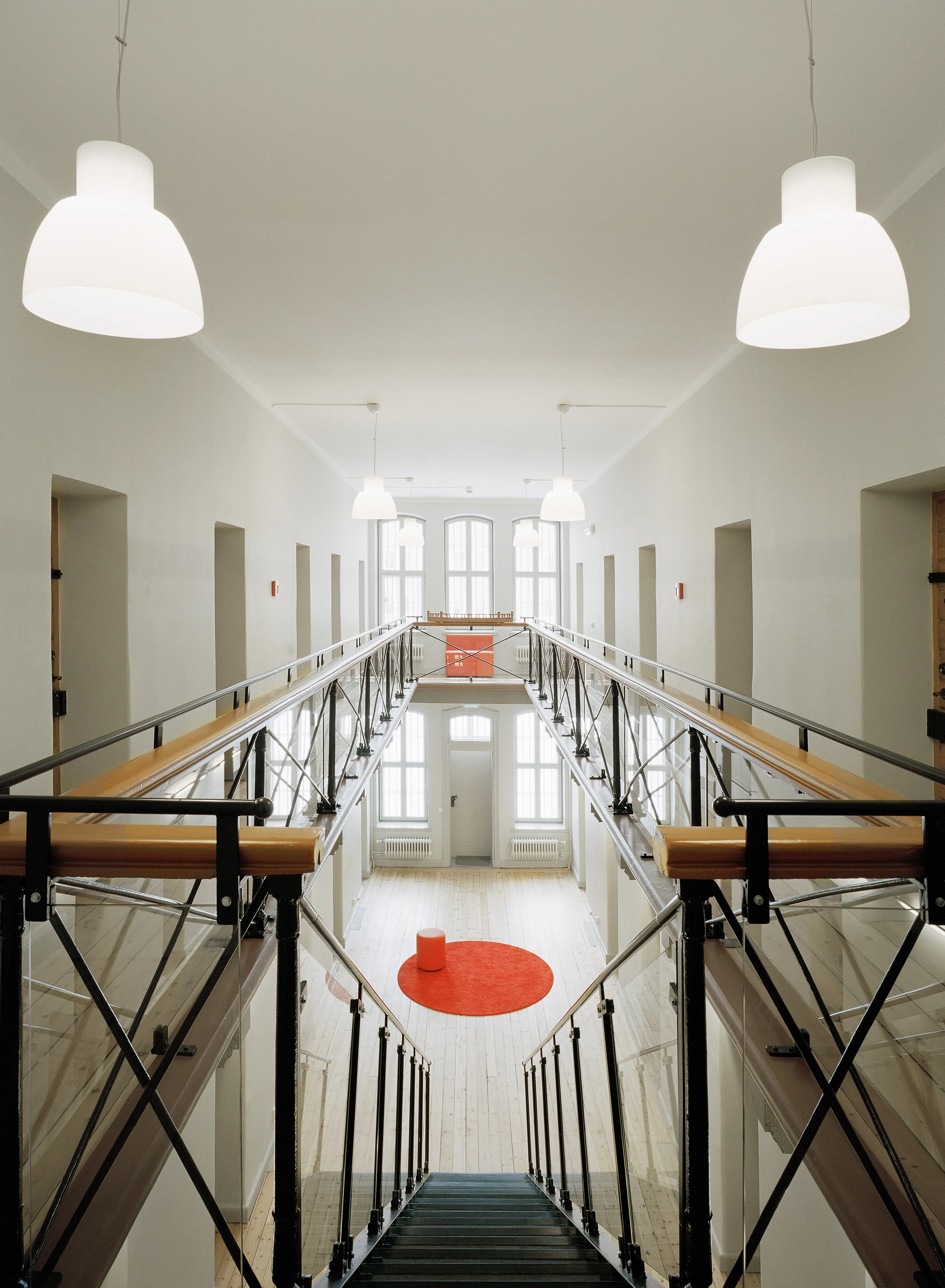 Interiör, Umeå cellfängelse. Cellerna är placerade kring en central hall med stora fönster.