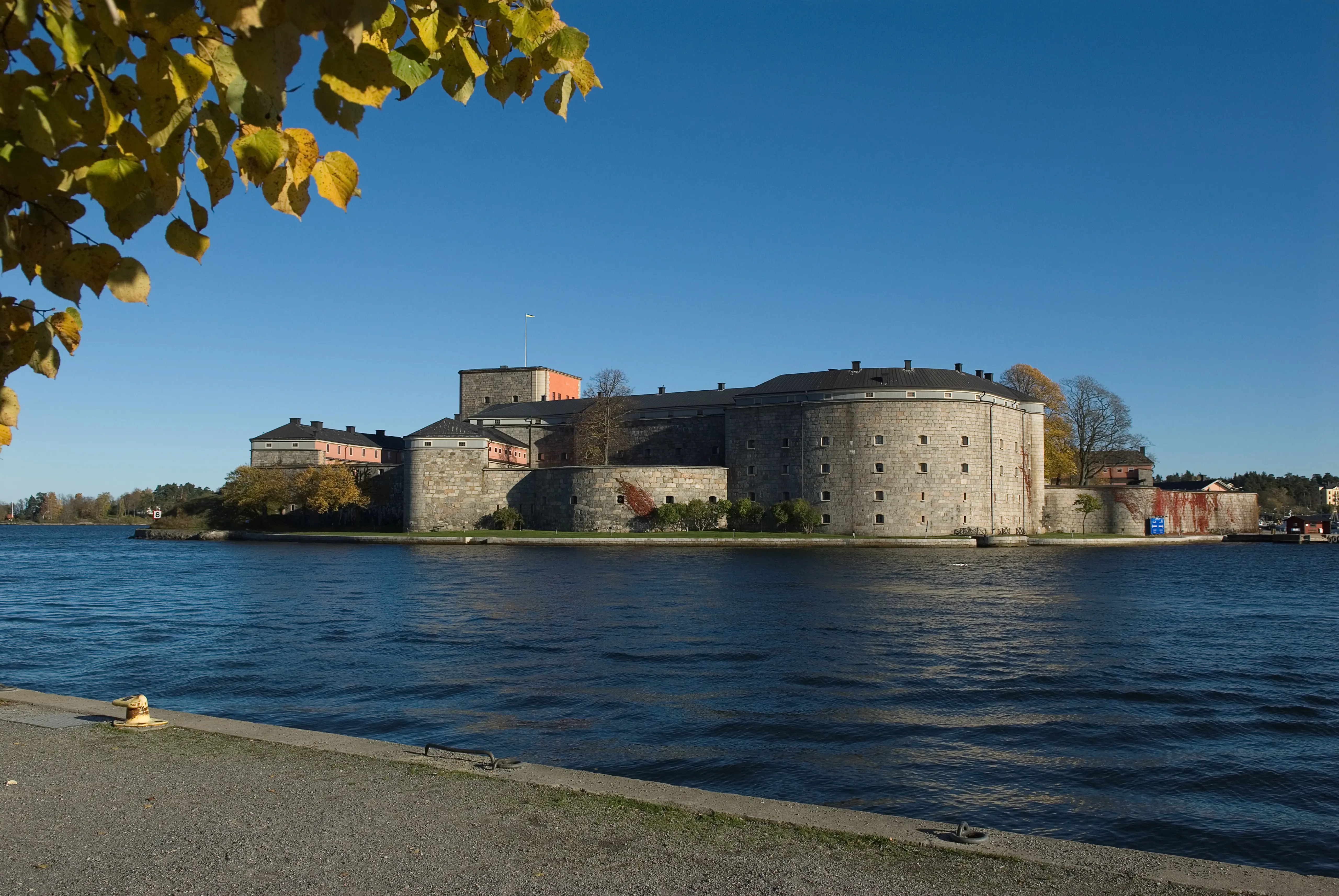 Vy över vattnet mot Vaxholms kastell.