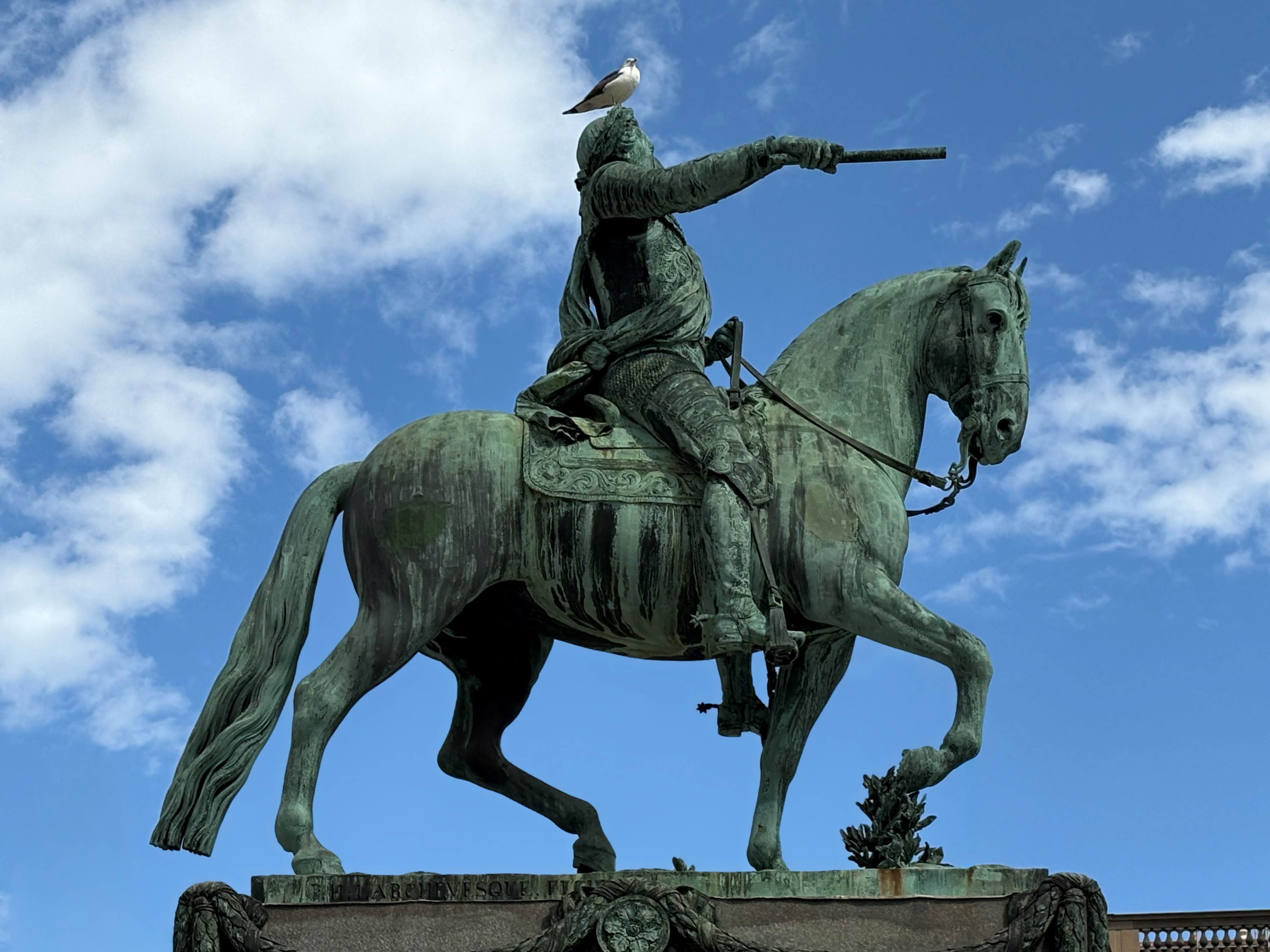 En staty med en man på en häst