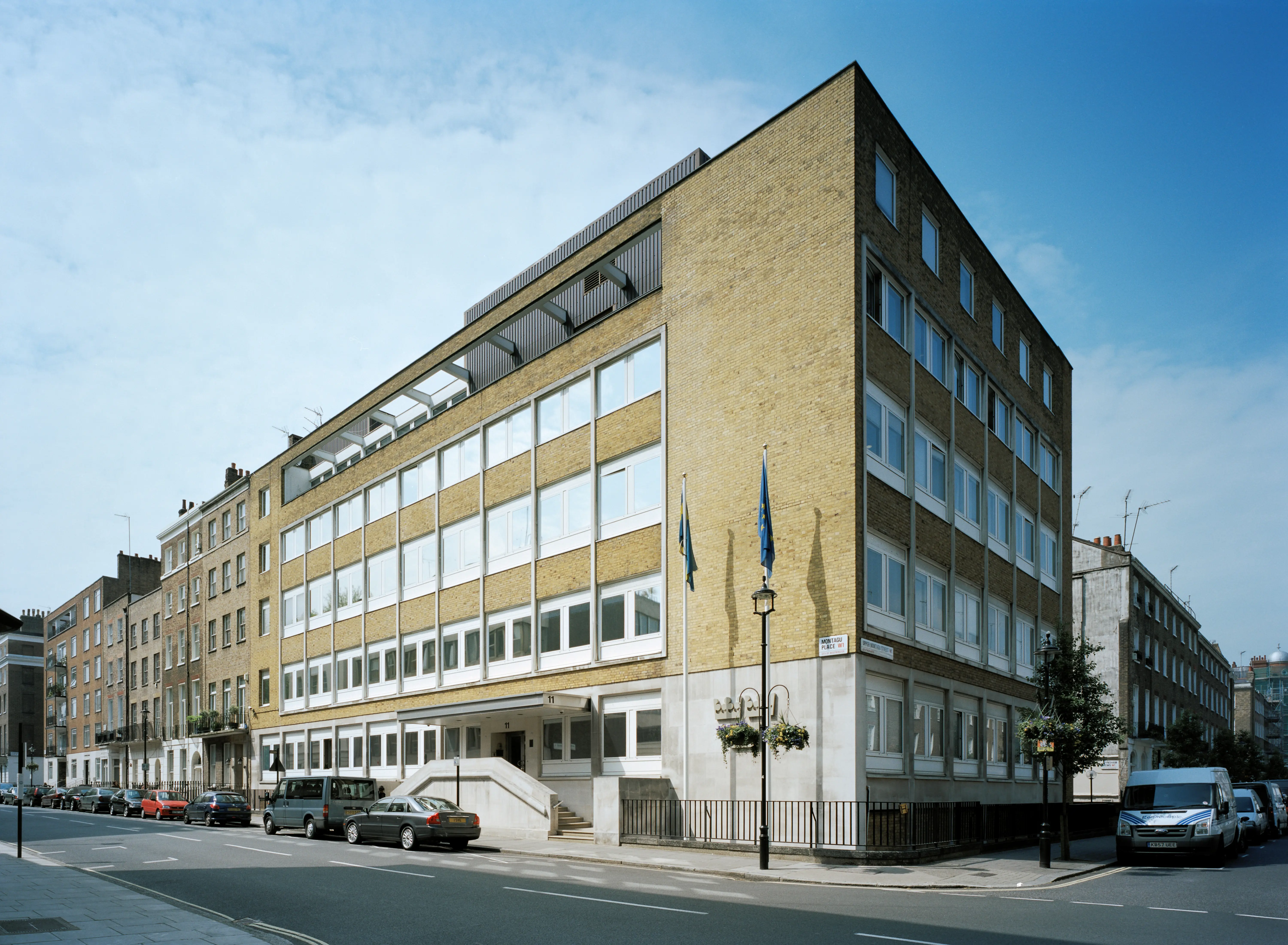Ambassaden i London. En stram, gul tegelbyggnad med betongsockel.