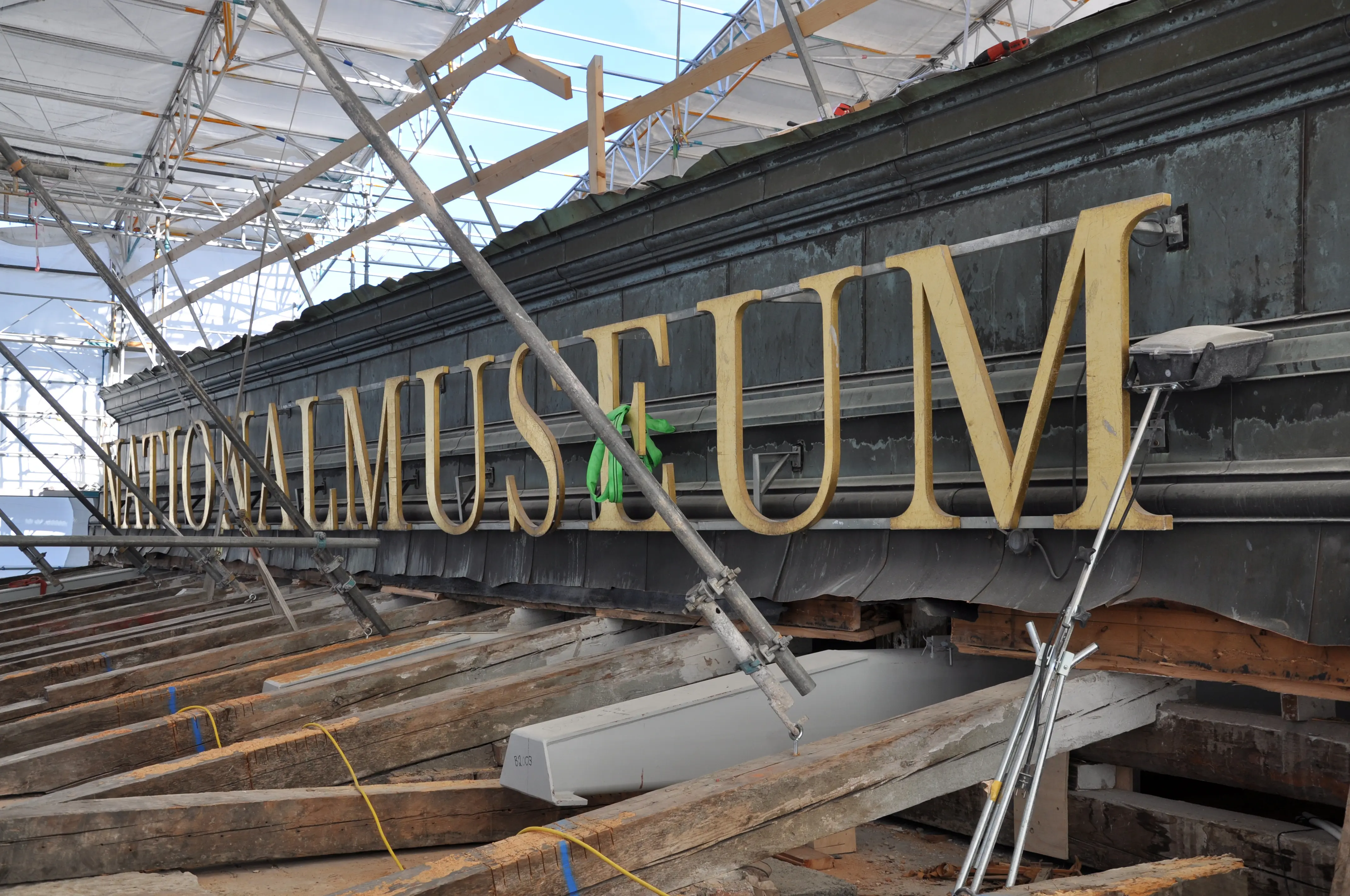 Nationalmuseum. Renovering av yttertaket. Grova takbjälkar ligger blottade.