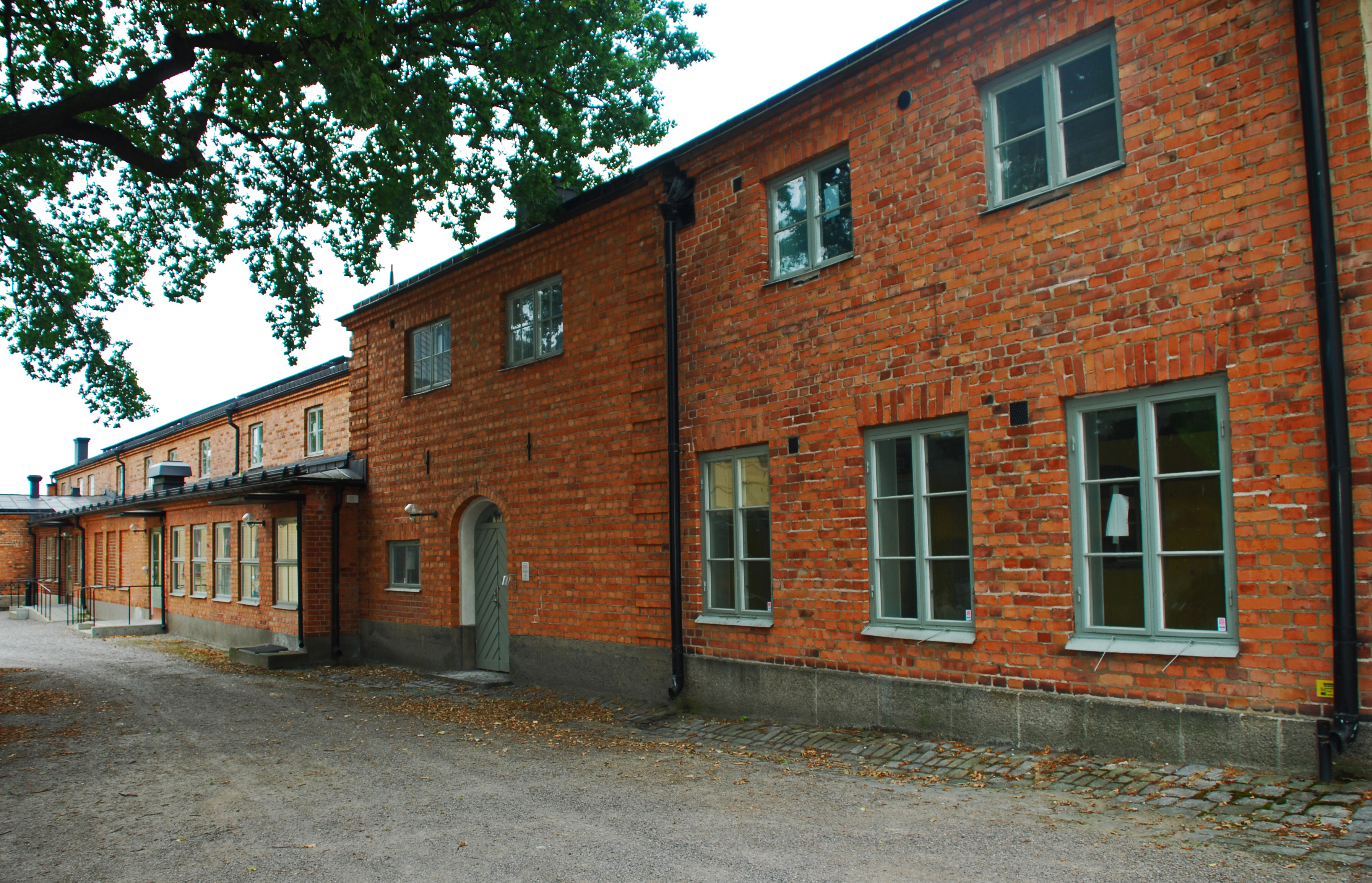 Byggnadsdepartementet, Skeppsholmen. Låg tegelbyggnad.