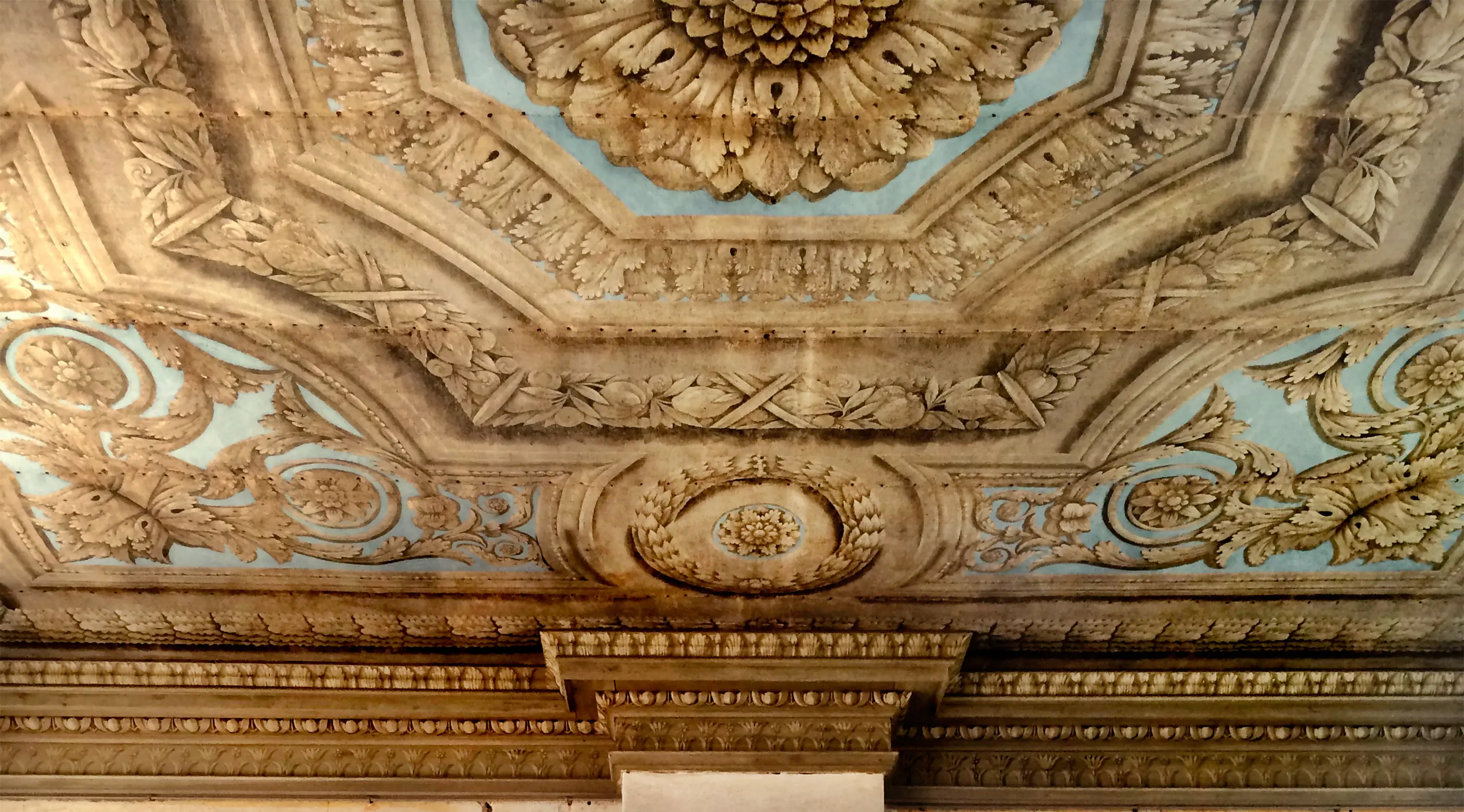 tak från Mälsåkers slott. Grisalille målat i trompe l'oeil-stil.