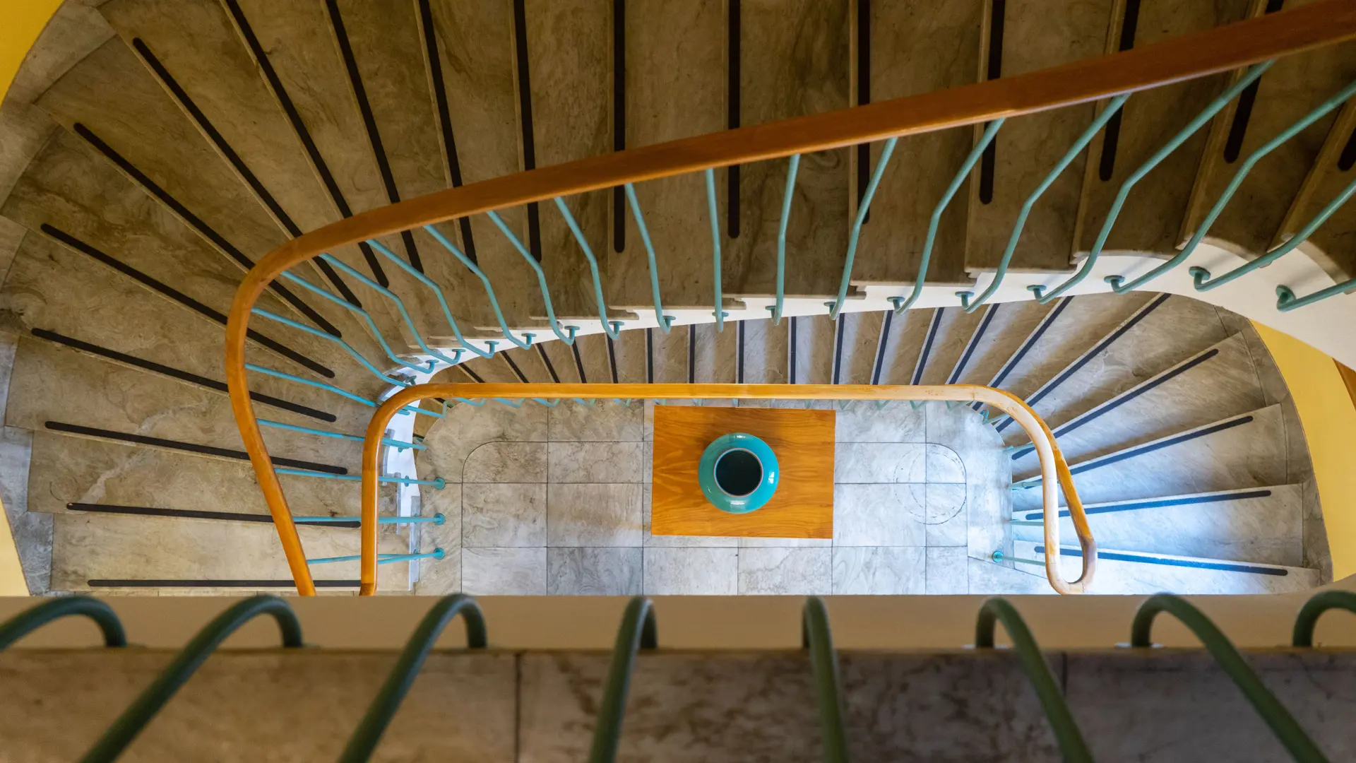Spiraltrappa sedd ovanifrån i ämbetsbyggnaden