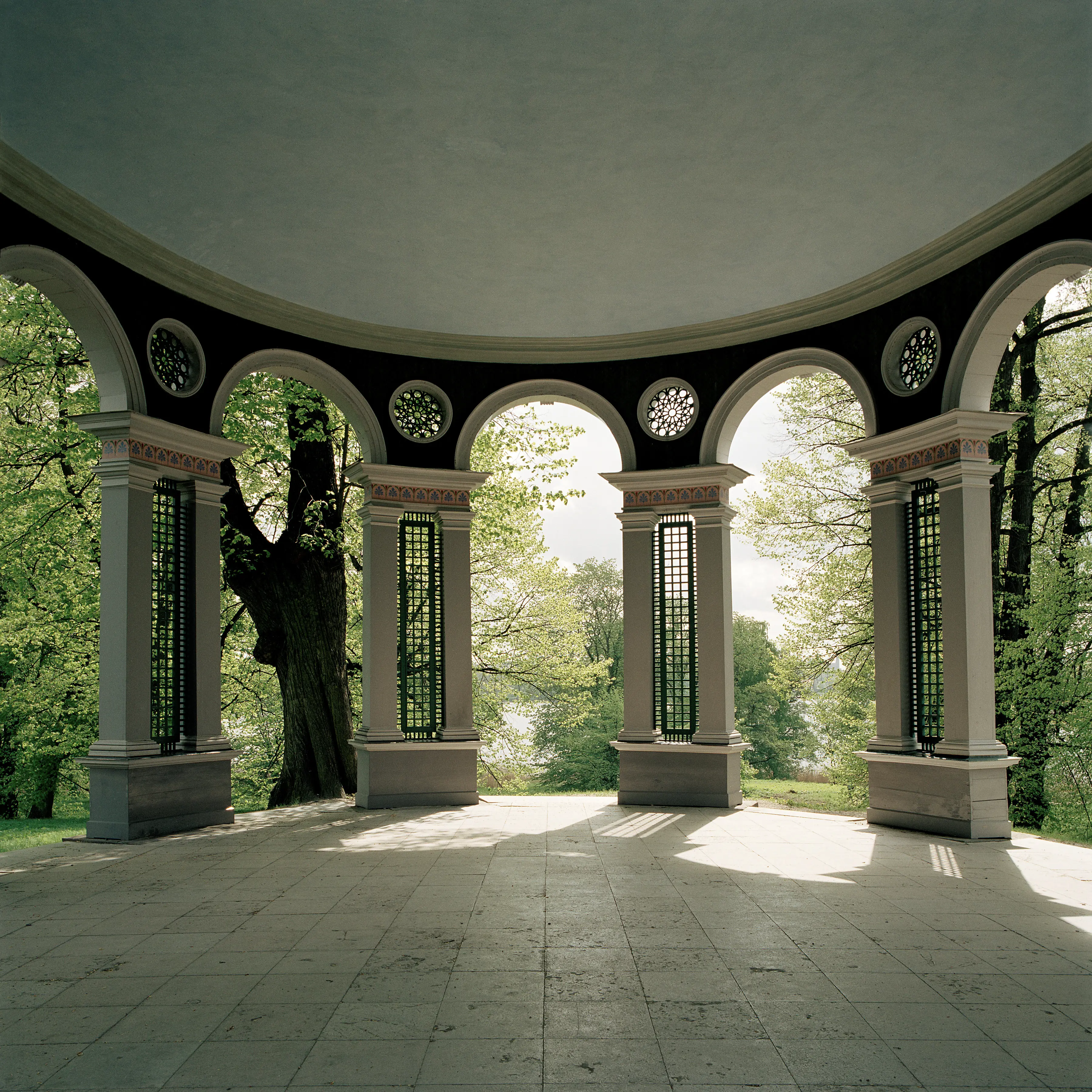 Ekotemplet i Hagaparken. Rund paviljong på en kulle. Vår och grönska.