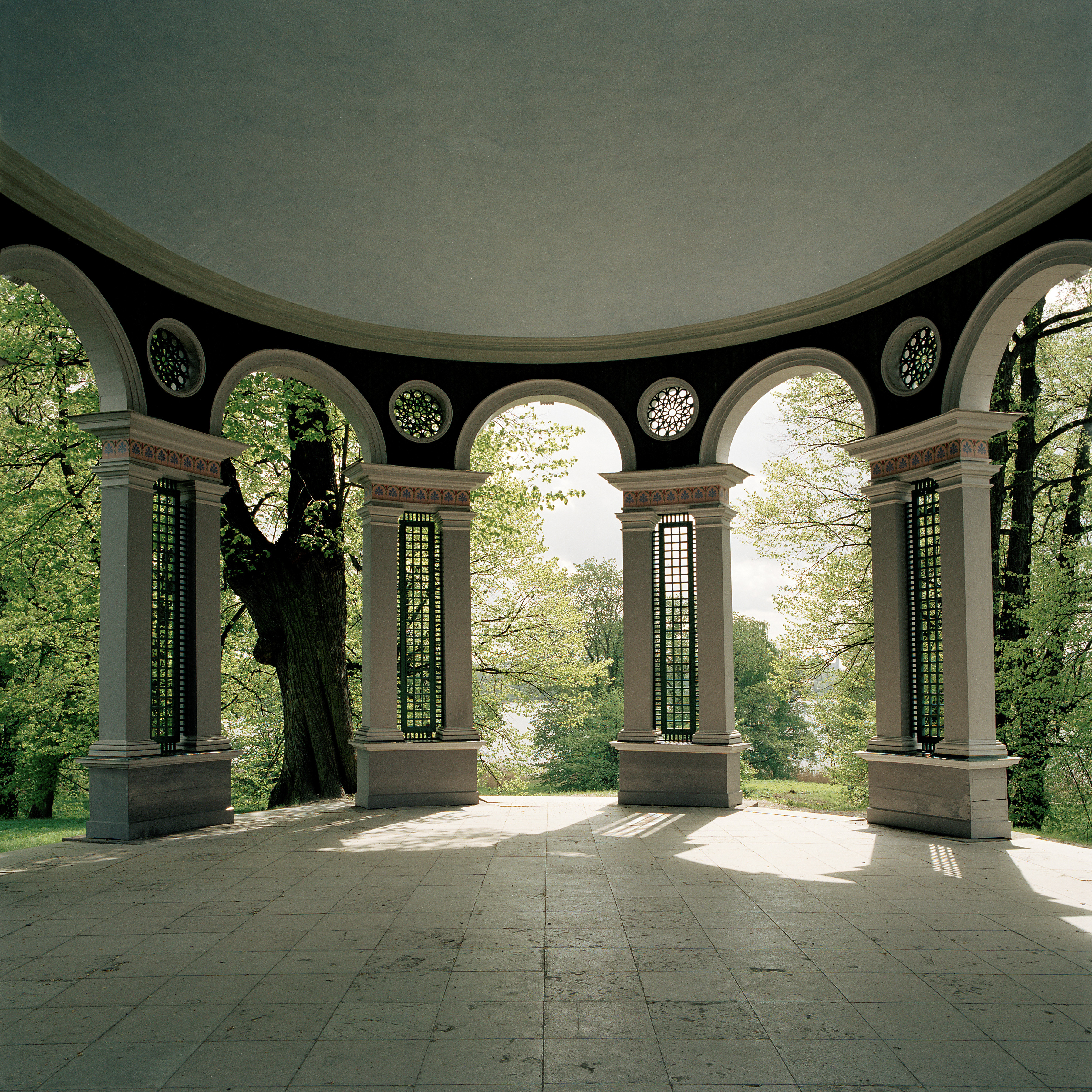 Ekotemplet i Hagaparken. Rund paviljong på en kulle. Vår och grönska.