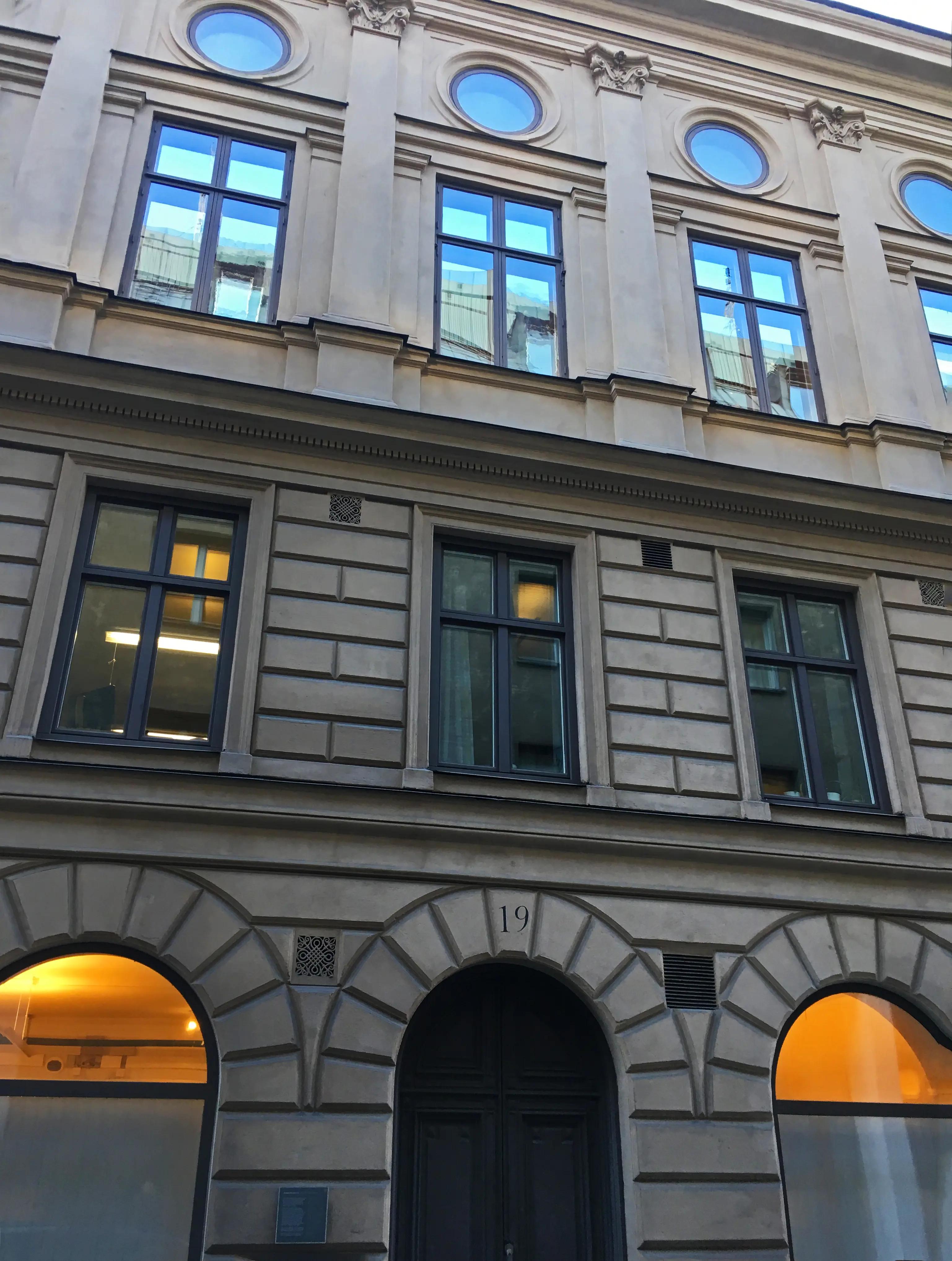 Jakobsgatan 19. Klassicistisk byggnad i grå puts.