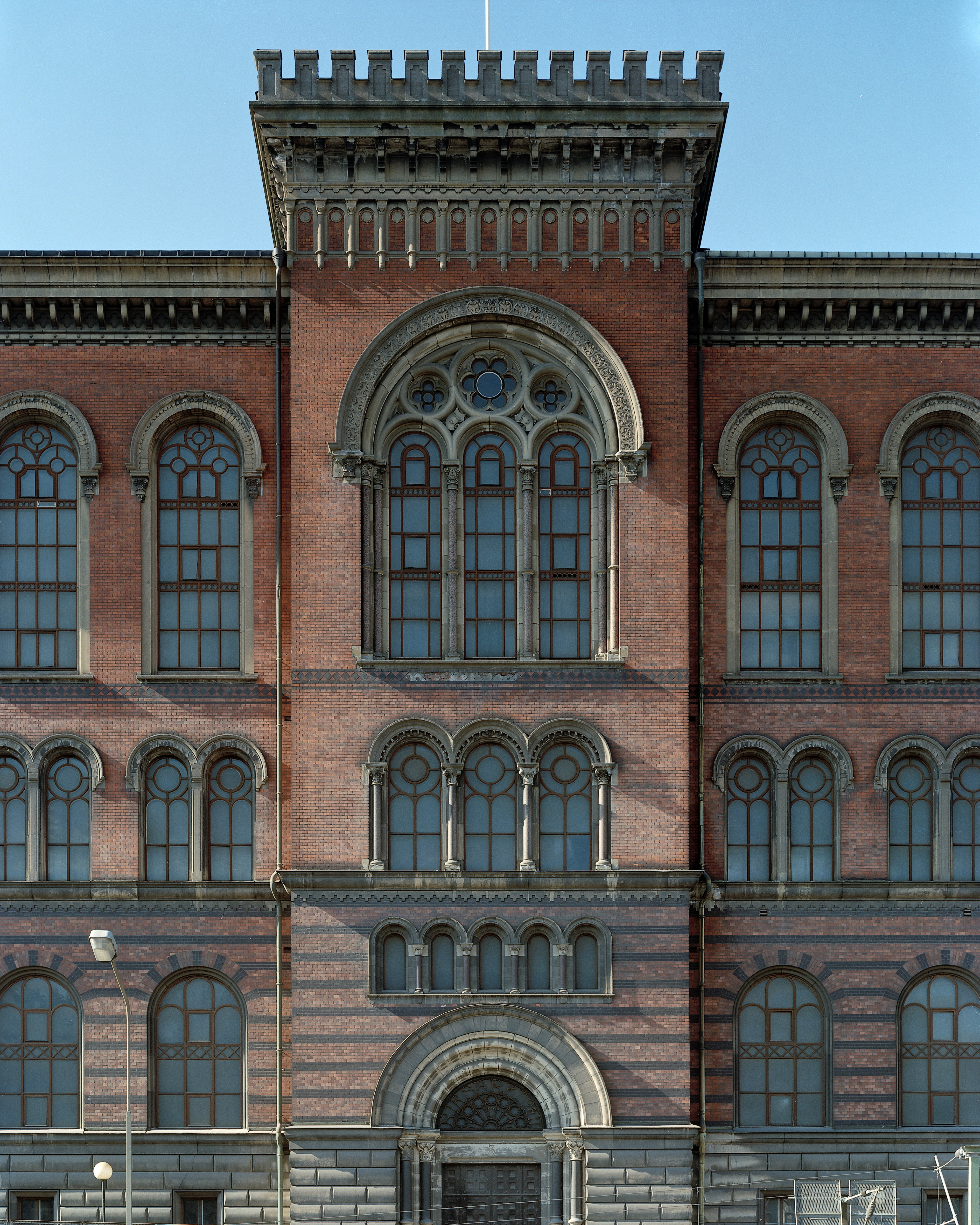 Gamla riksarkivets fasad mot Gamla stan. Tegelbyggnad med välvd fasaddekor och rosettfönster.