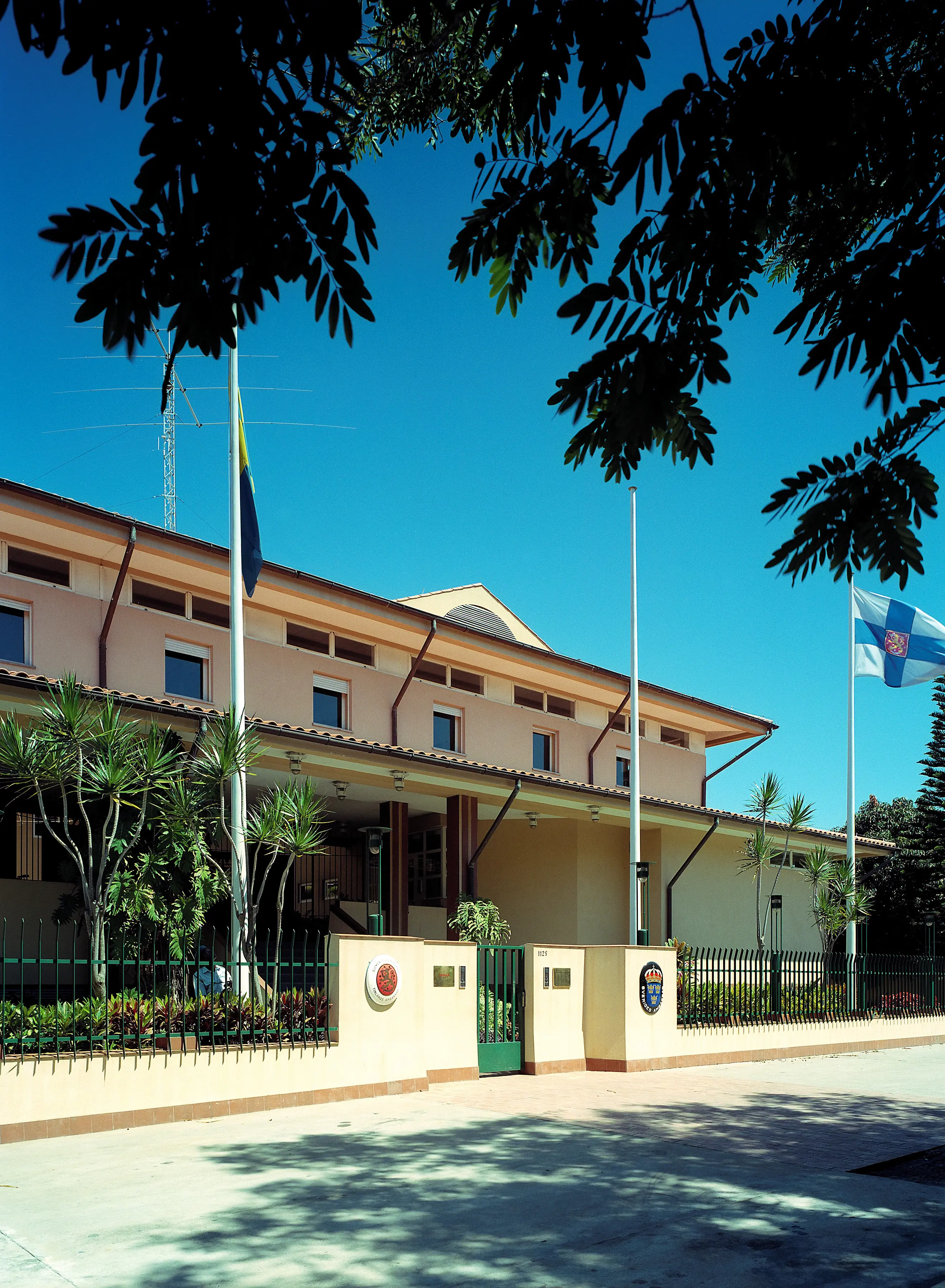 Den svenska ambassaden i solljus. Tagen från andra sidan gatan.