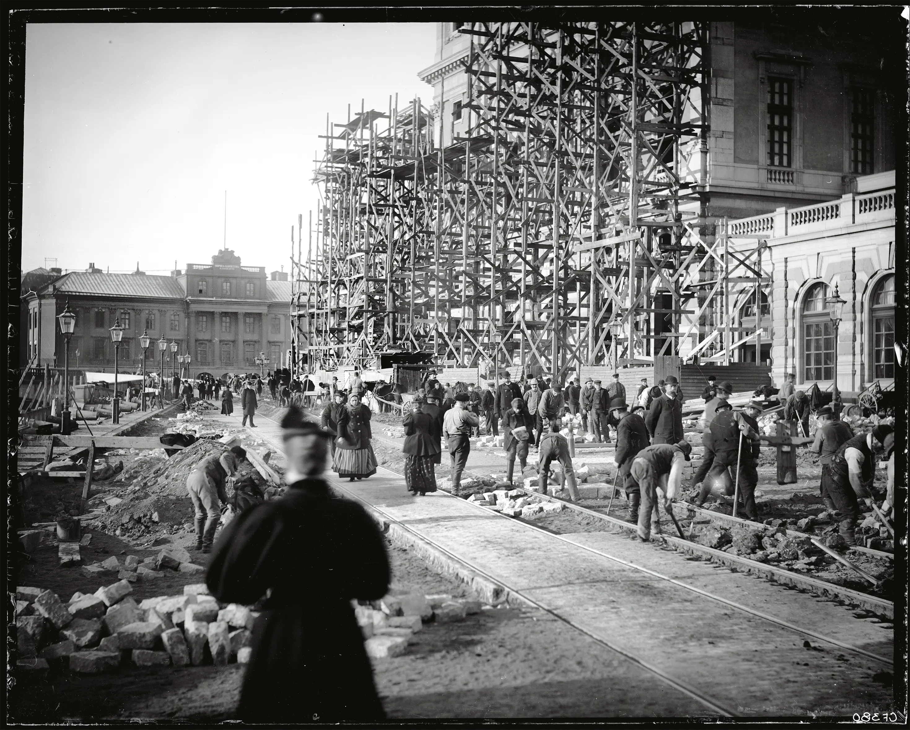 Stenläggningsarbeten på Strömkajen 1896. I bakgrunden skymtar Sofia Albertina, Arvfurstens palats, som ritades som en pendang till den gustavianska operan av arkitekt Erik Palmstedt.