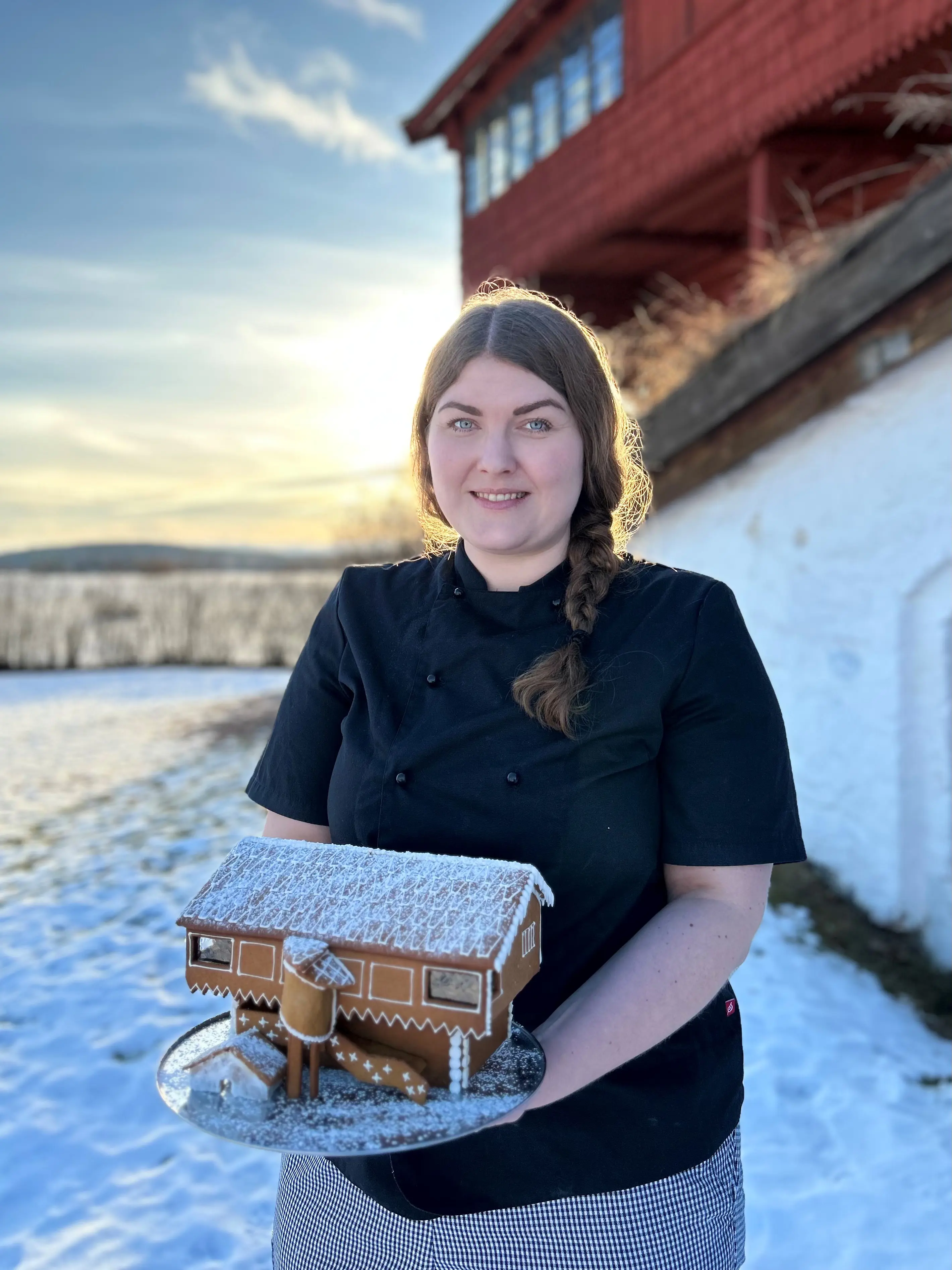 Konditor Livia Thors med Ornässtugan som pepparkakshus.