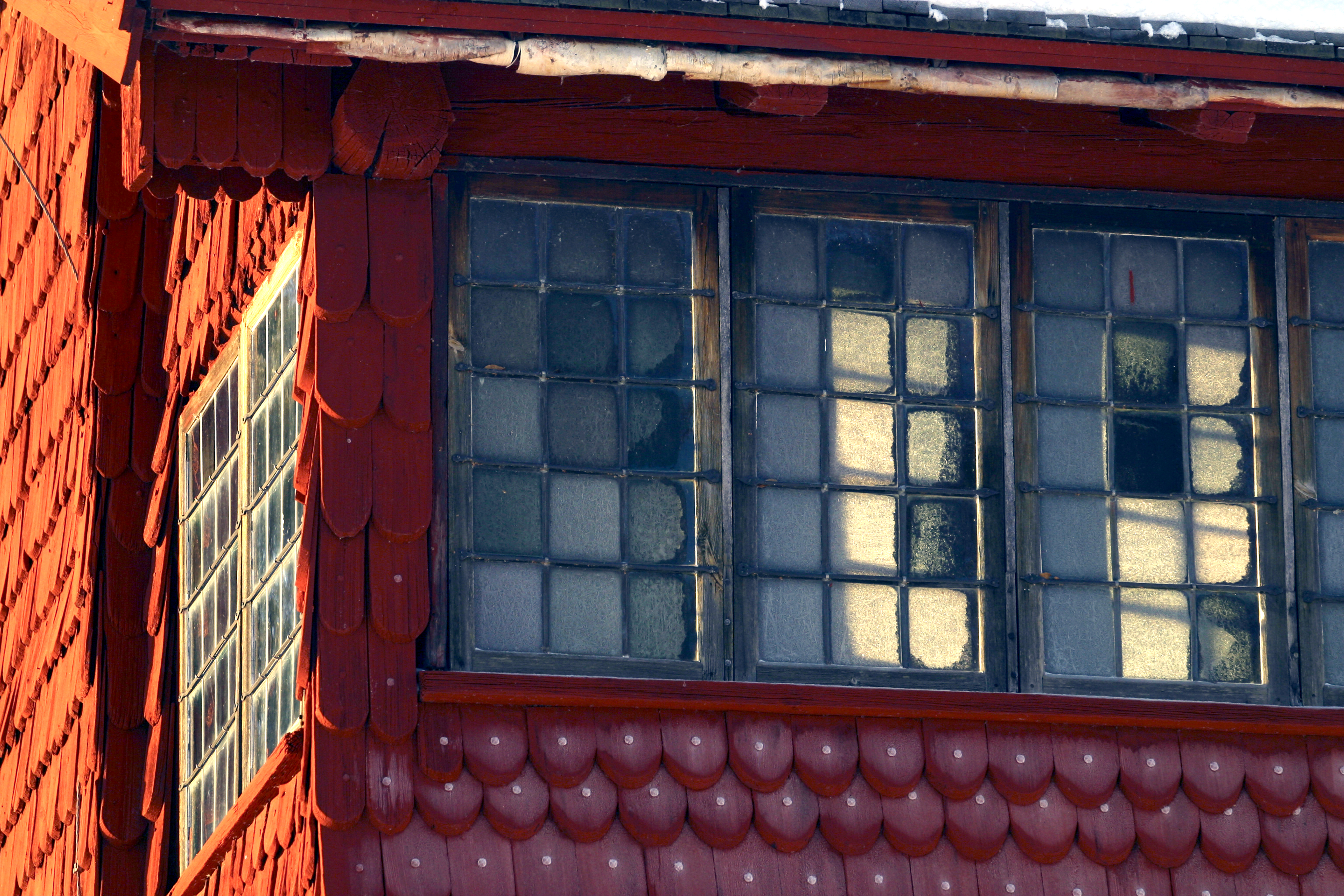 Ornässtugans faluröda, fjällspånsklädda fasad och blyinfattade fönster täckta av rimfrost.