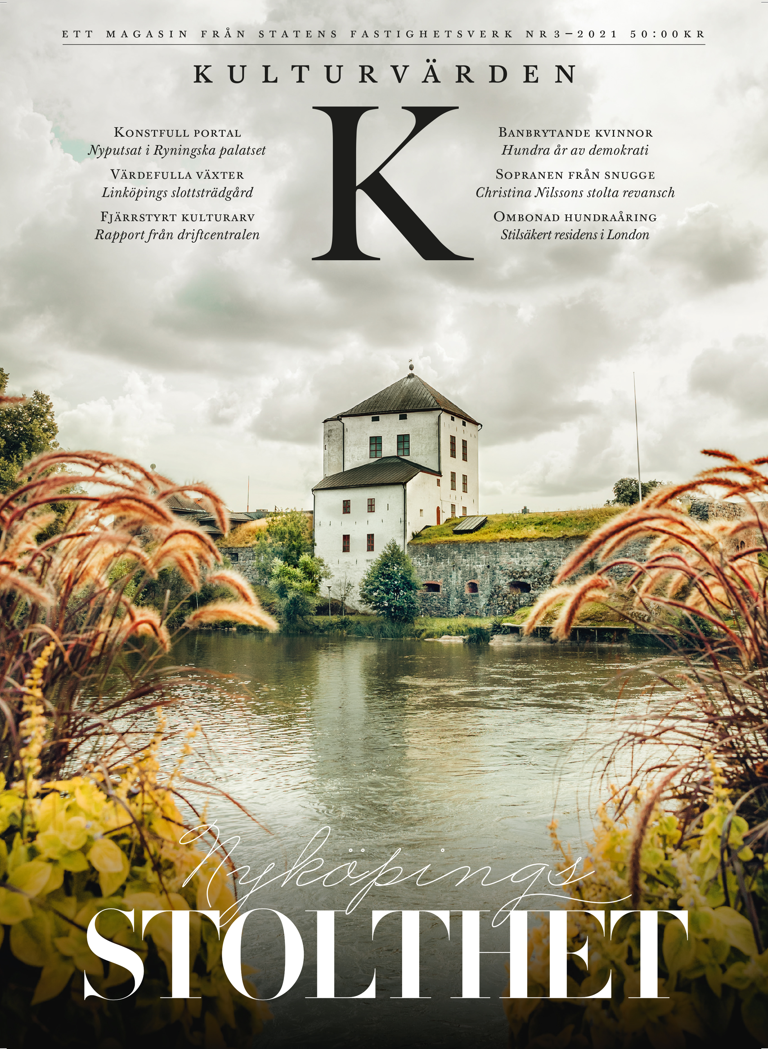 Nyköpingshus sedd från motstående sida av vattnet.