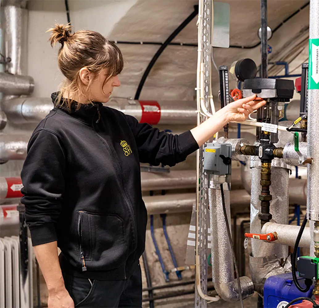 Kvinna mekar med rör