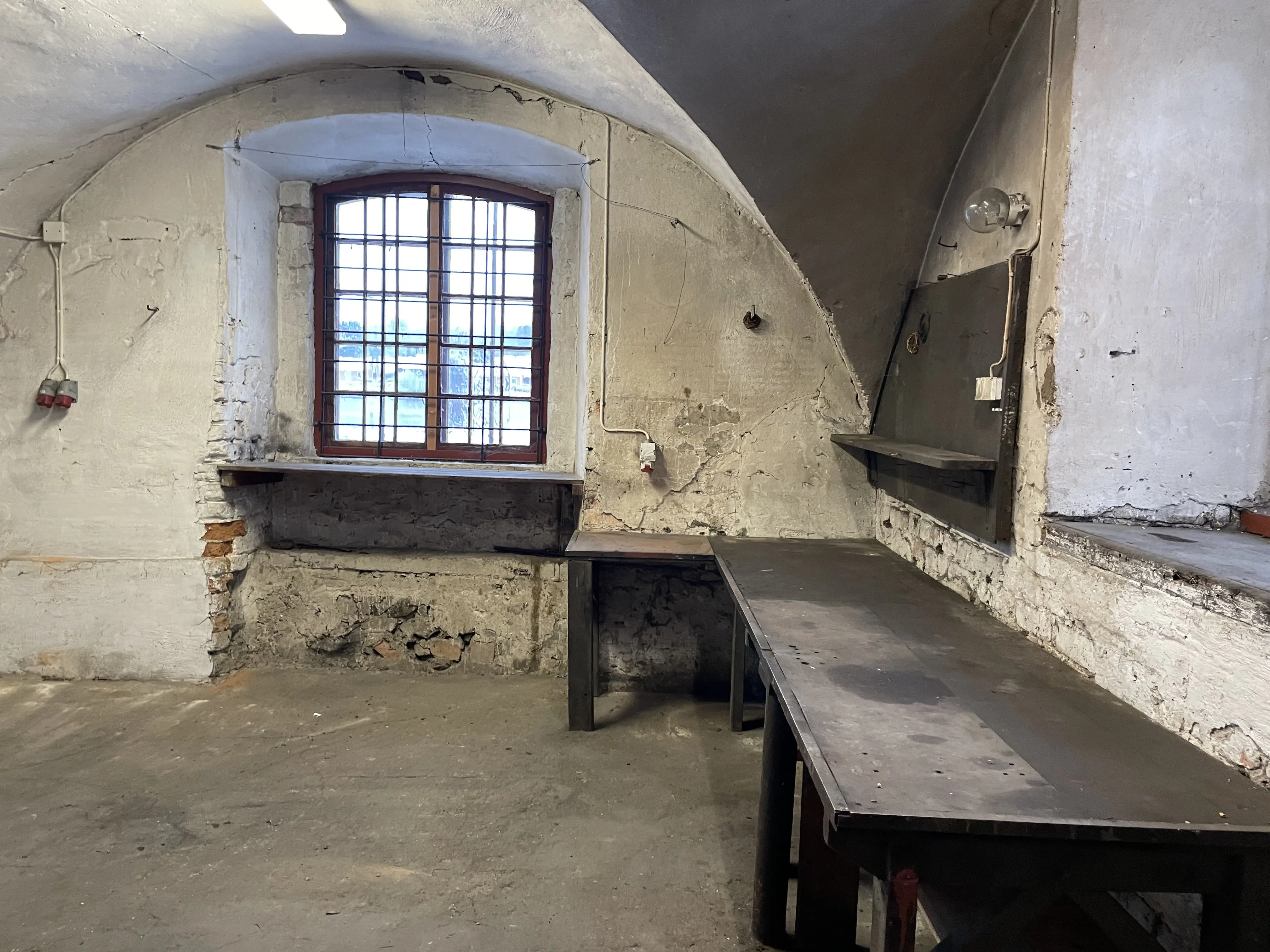 Smedjan med arbetsbänk och putsade väggar.