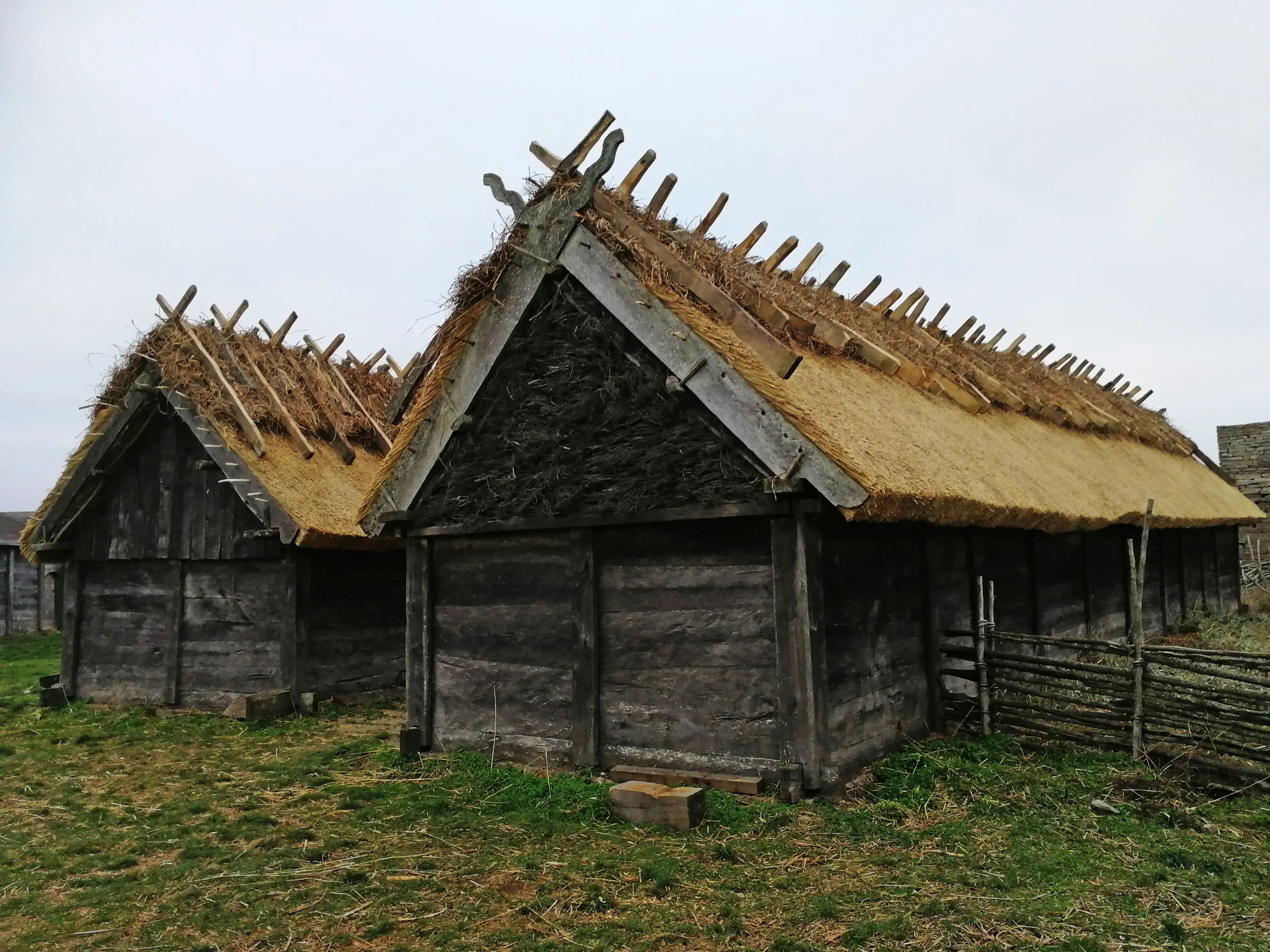 Rekonstruerade trä-hus i Eketorps fornborg.