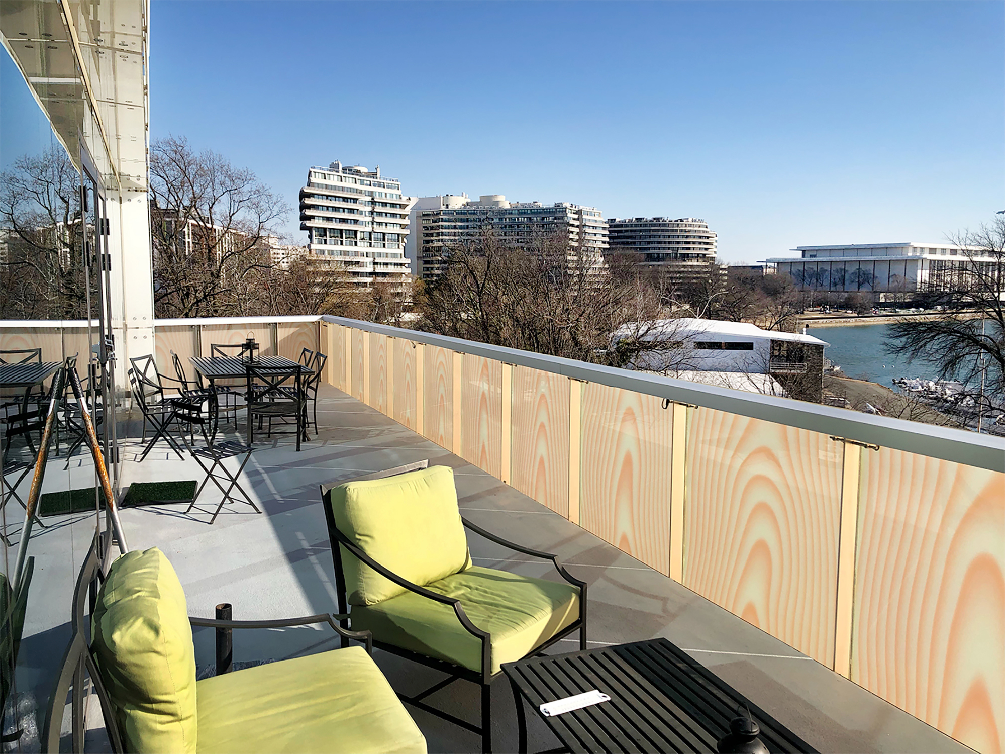 Solbelyst terass i House of Sweden, med utsikt över Potomac-floden