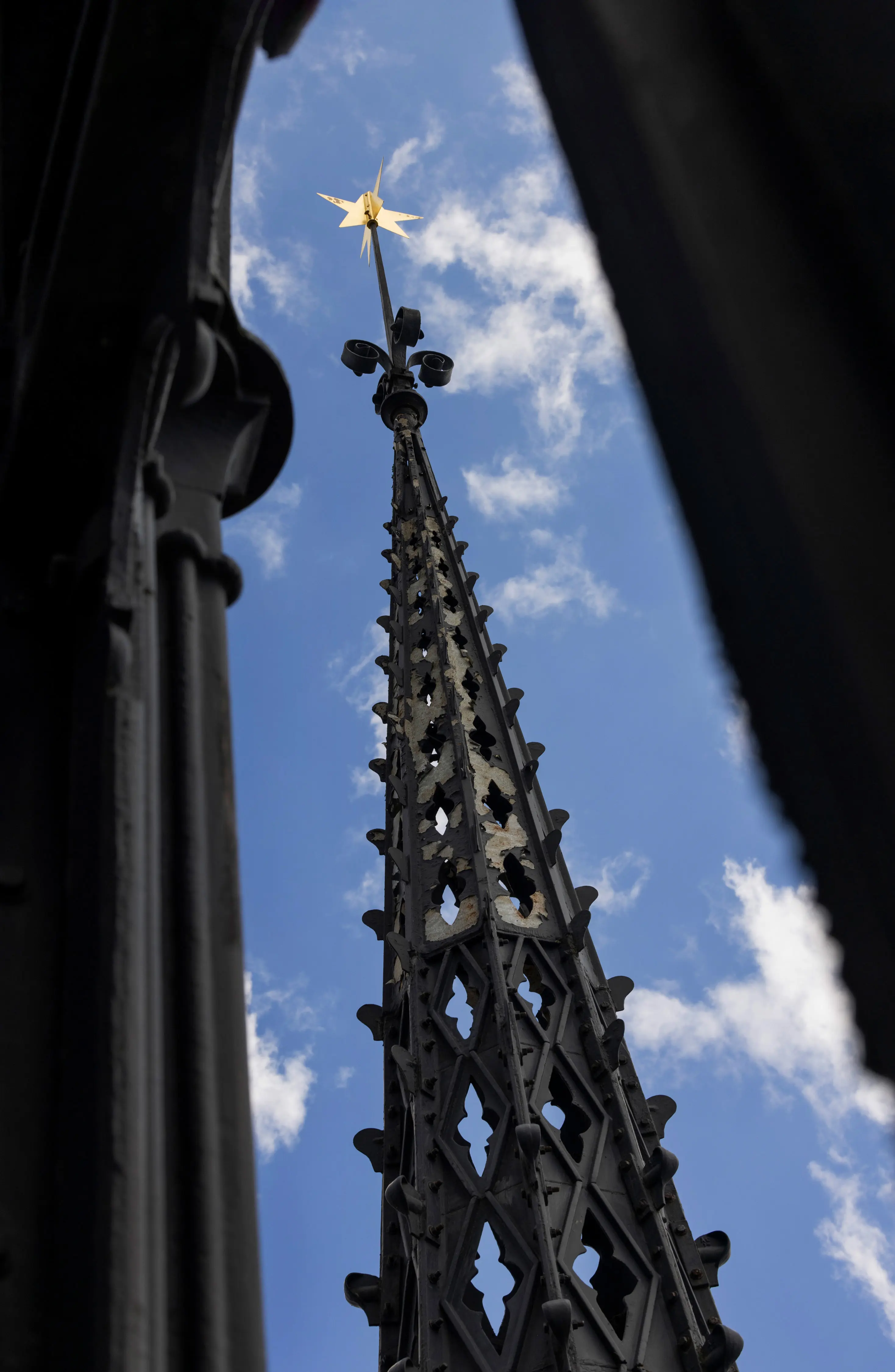 En av Riddarholmskyrkans hörnspiror (toureller) sedd från tornets mitt.