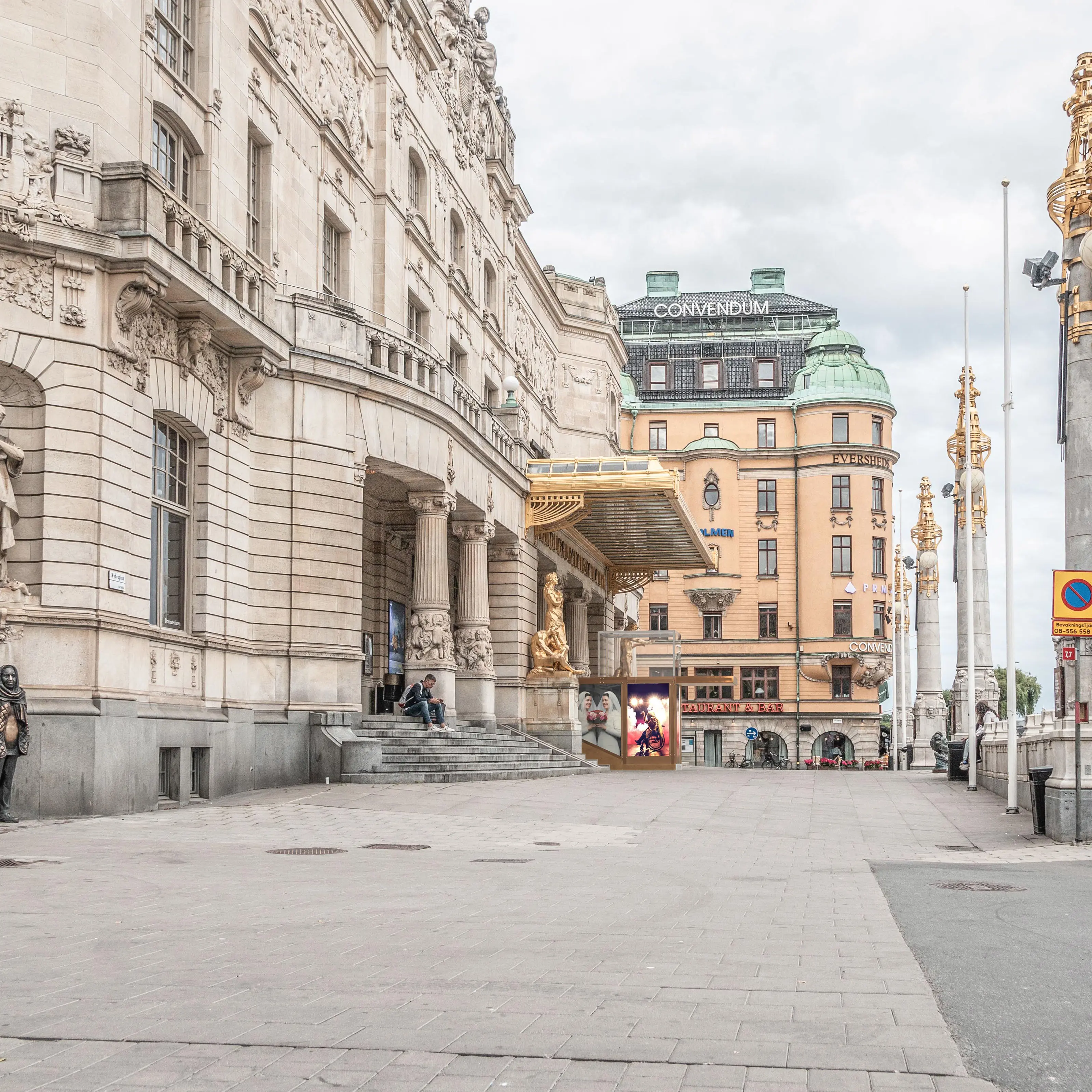 En stor entré, med bland annat trappor och dekorativa stenpelare, till en pampig byggnad.