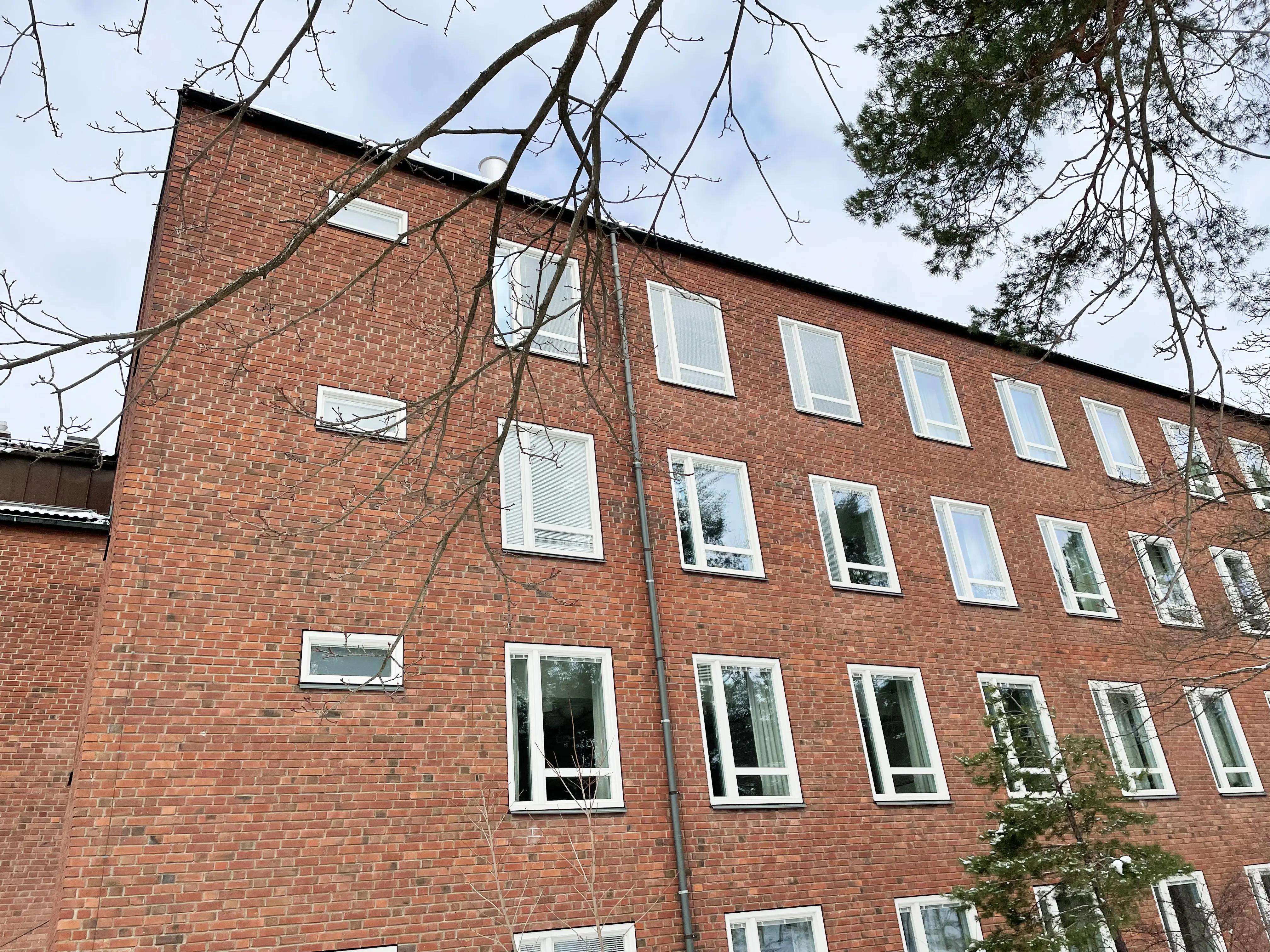 Före detta kemiska övningslaboratoriet. En funktionalistisk, röd tegelbyggnad. Fönstren har vita foder.