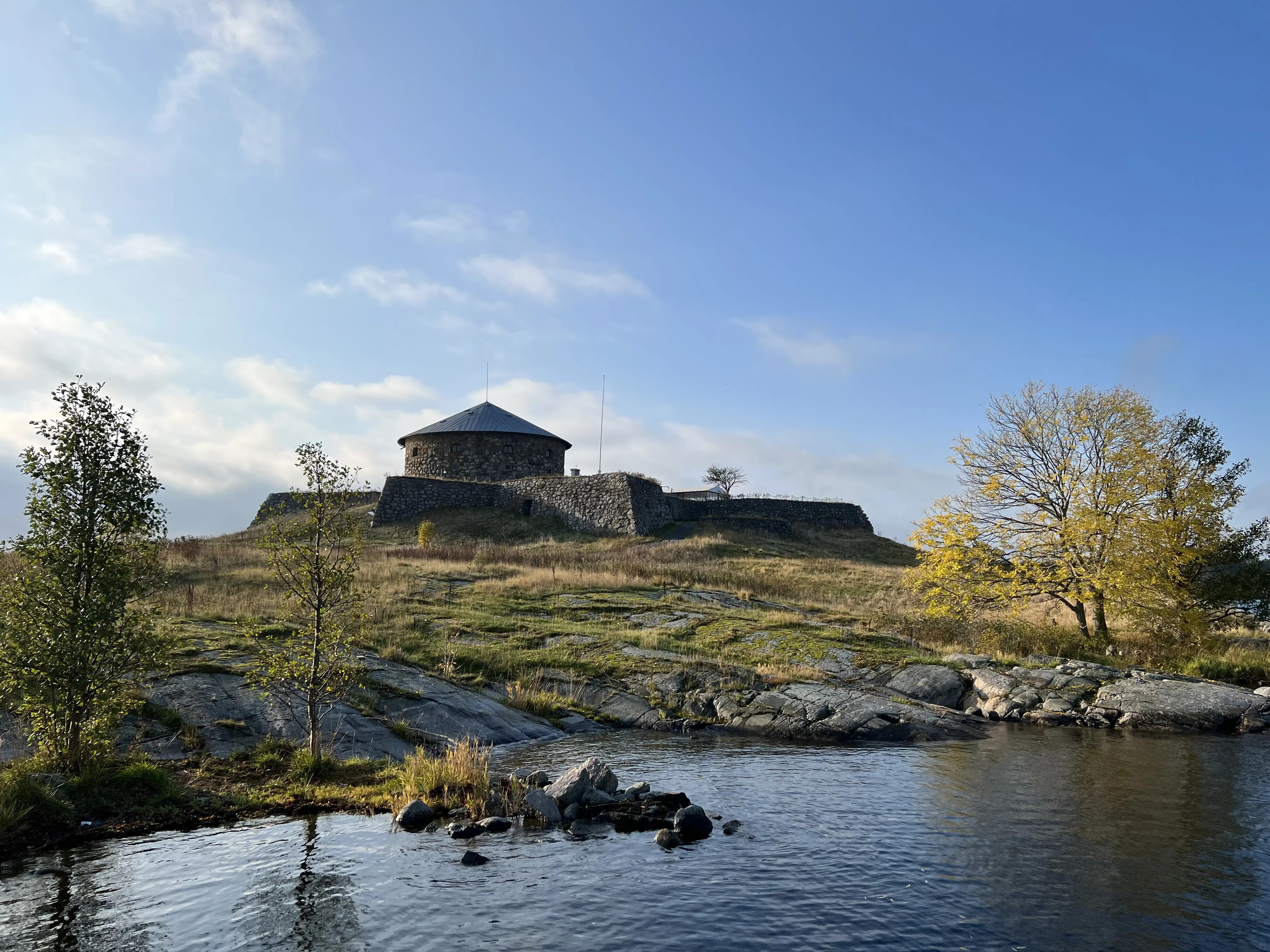 Dalarö skans sedd från stranden. Murarnas stjärnform syns tydligt. I mitten står det runda tornet. Höst.