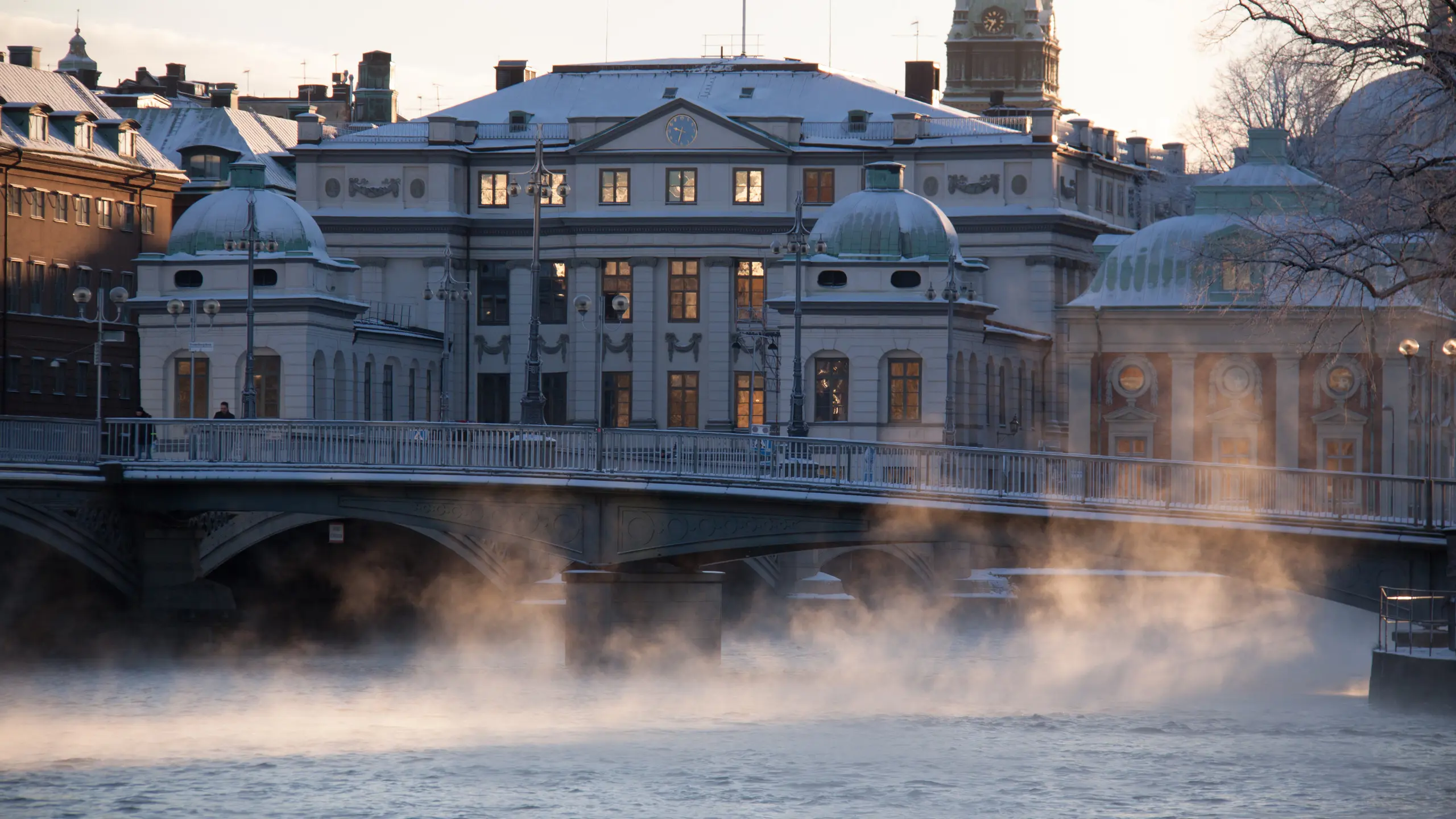 Bondeska palatset en vinterdag med snö på taket och sjörök från vattnet.