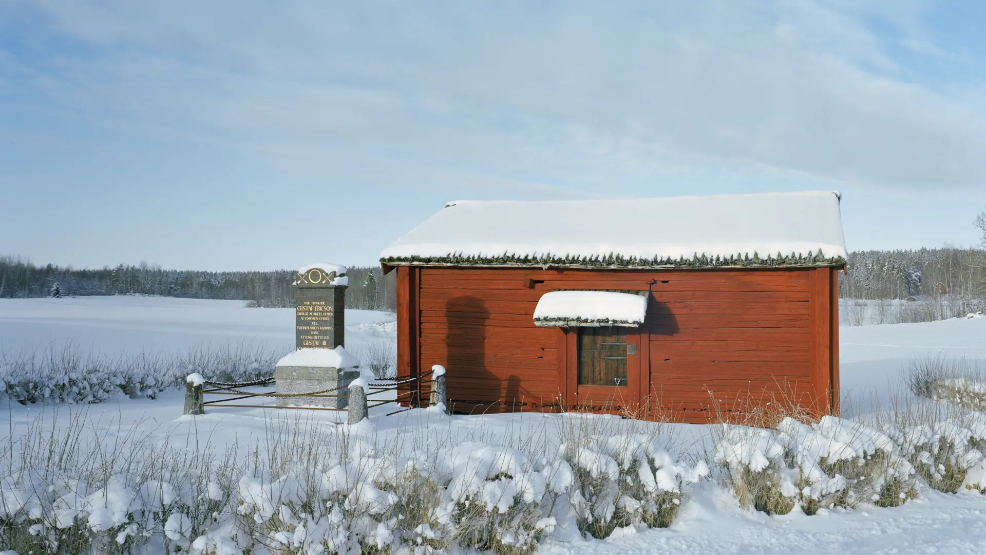 Isala kungslada och minnesstenen, täckta av snö.
