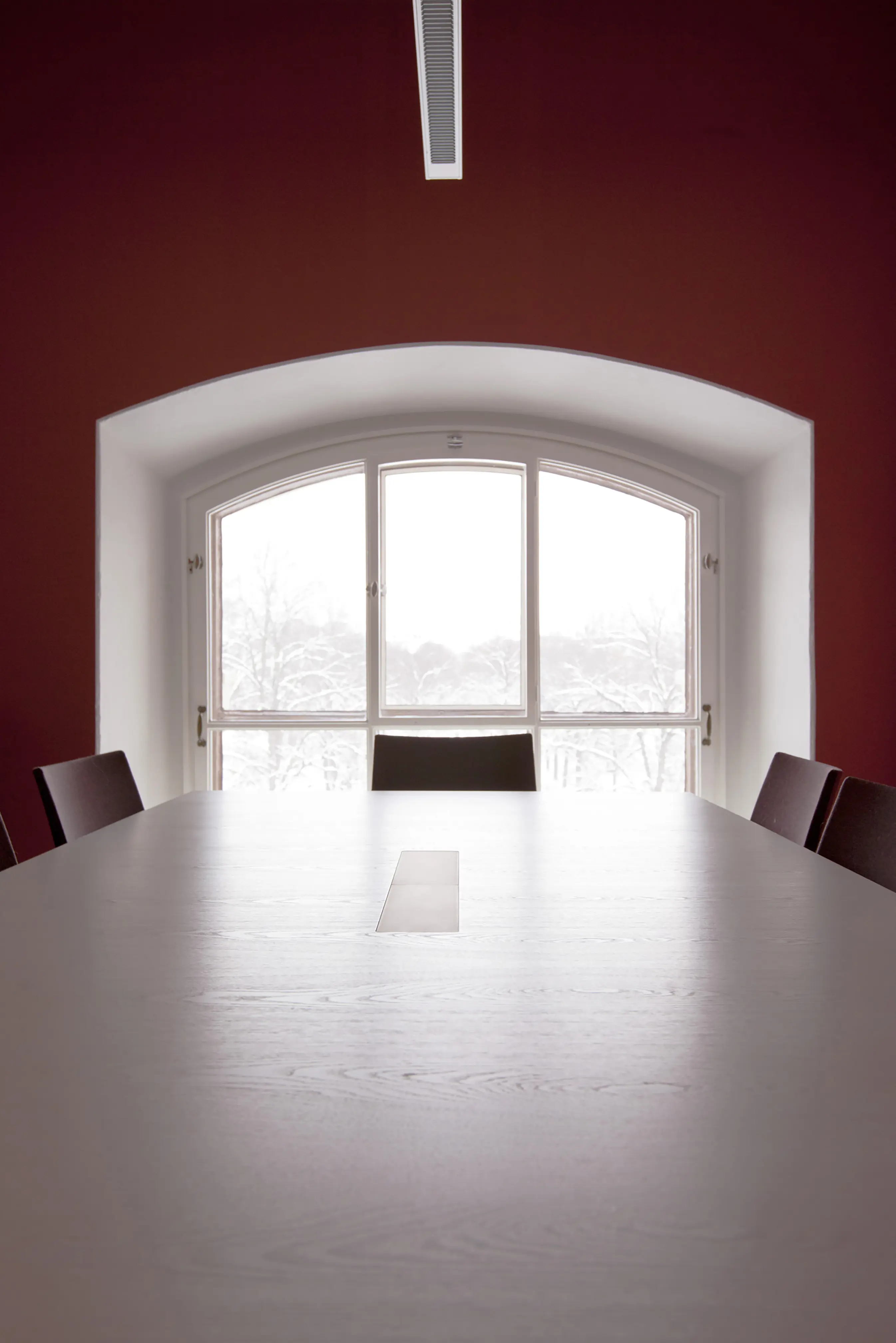 Fönster och bord i konferensrum