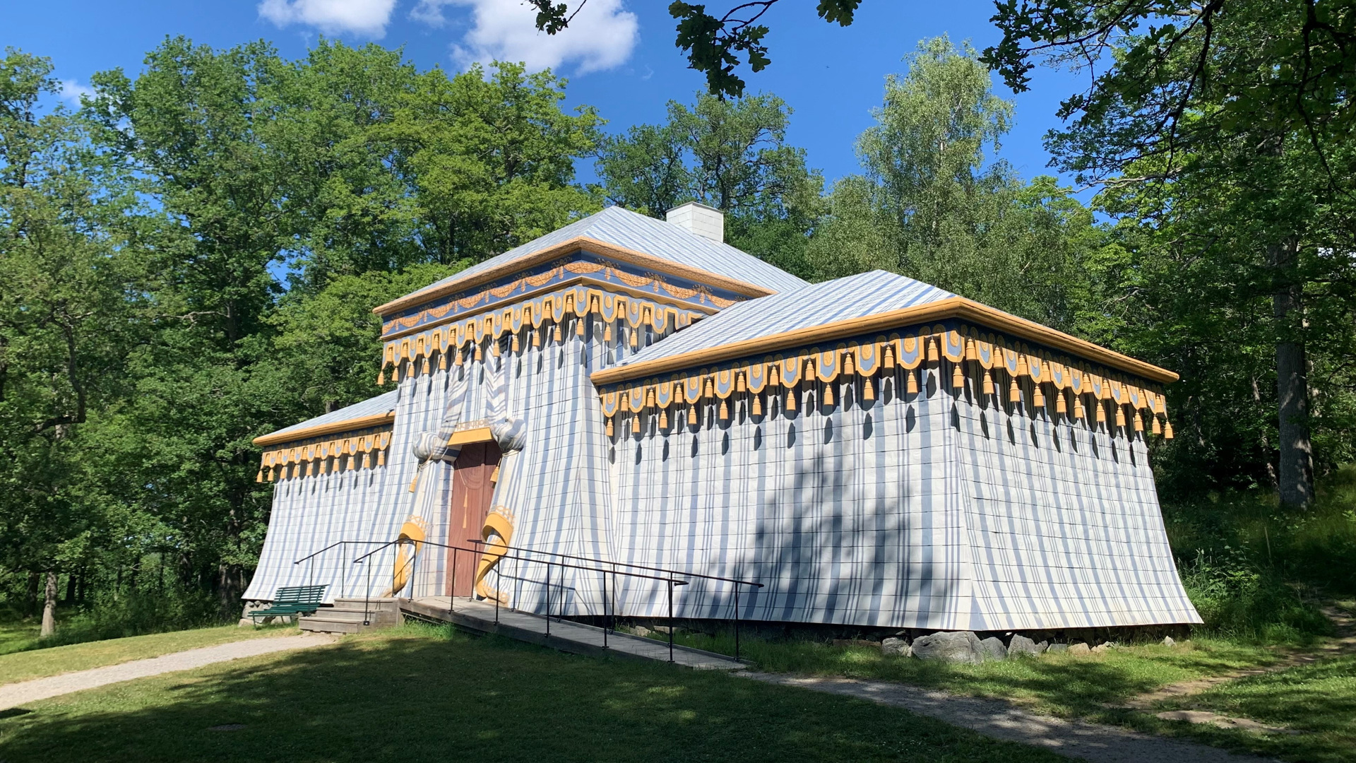 Vakttältet vid Kina slott. Paviljong klädd i plåt som målats för att lika ett romersk militärtält. Sommar och grönska.