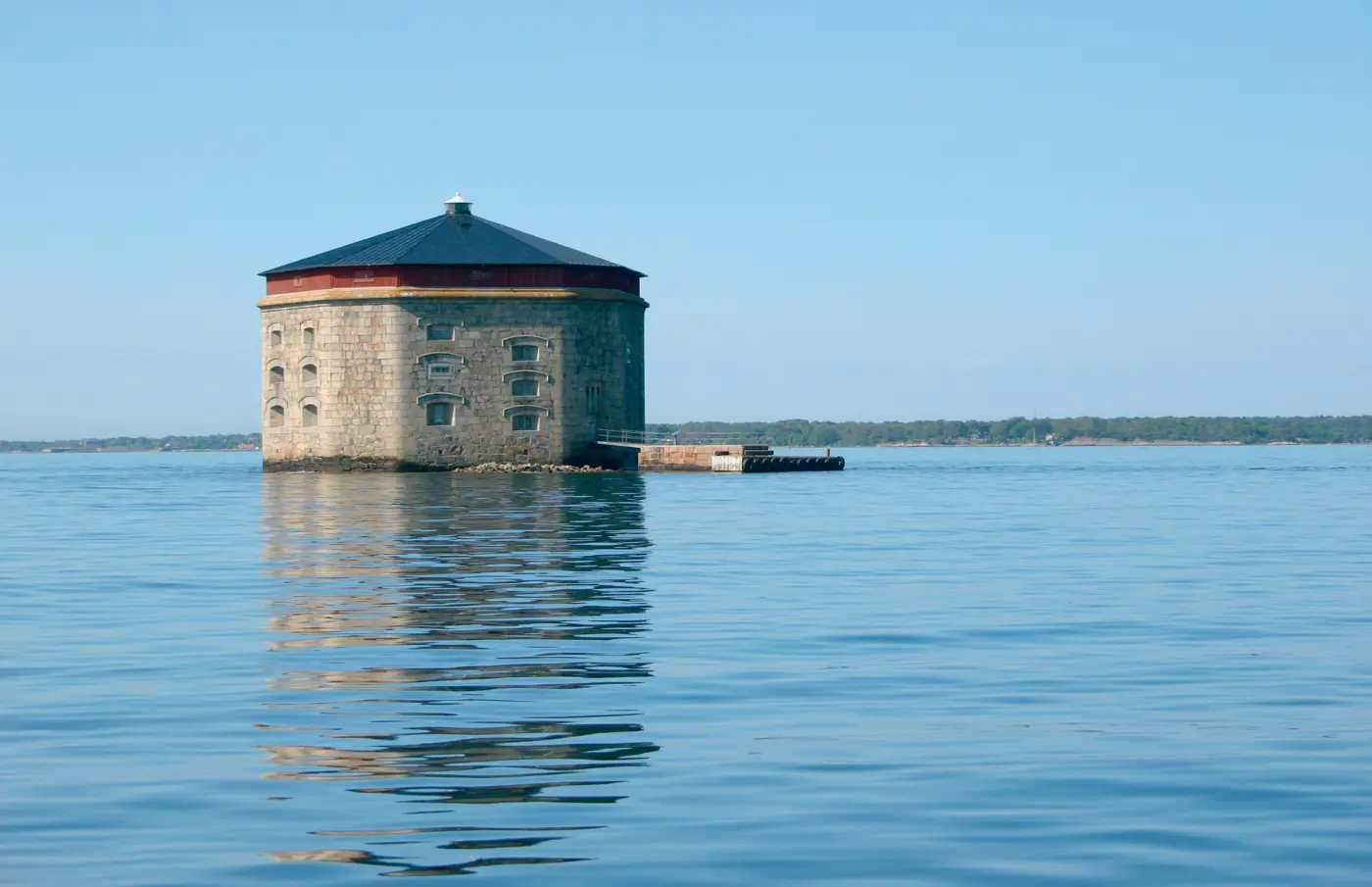 Godnatt sett från vattnet en solig sommardag med fastlandet skymtandes i bakgrunden.