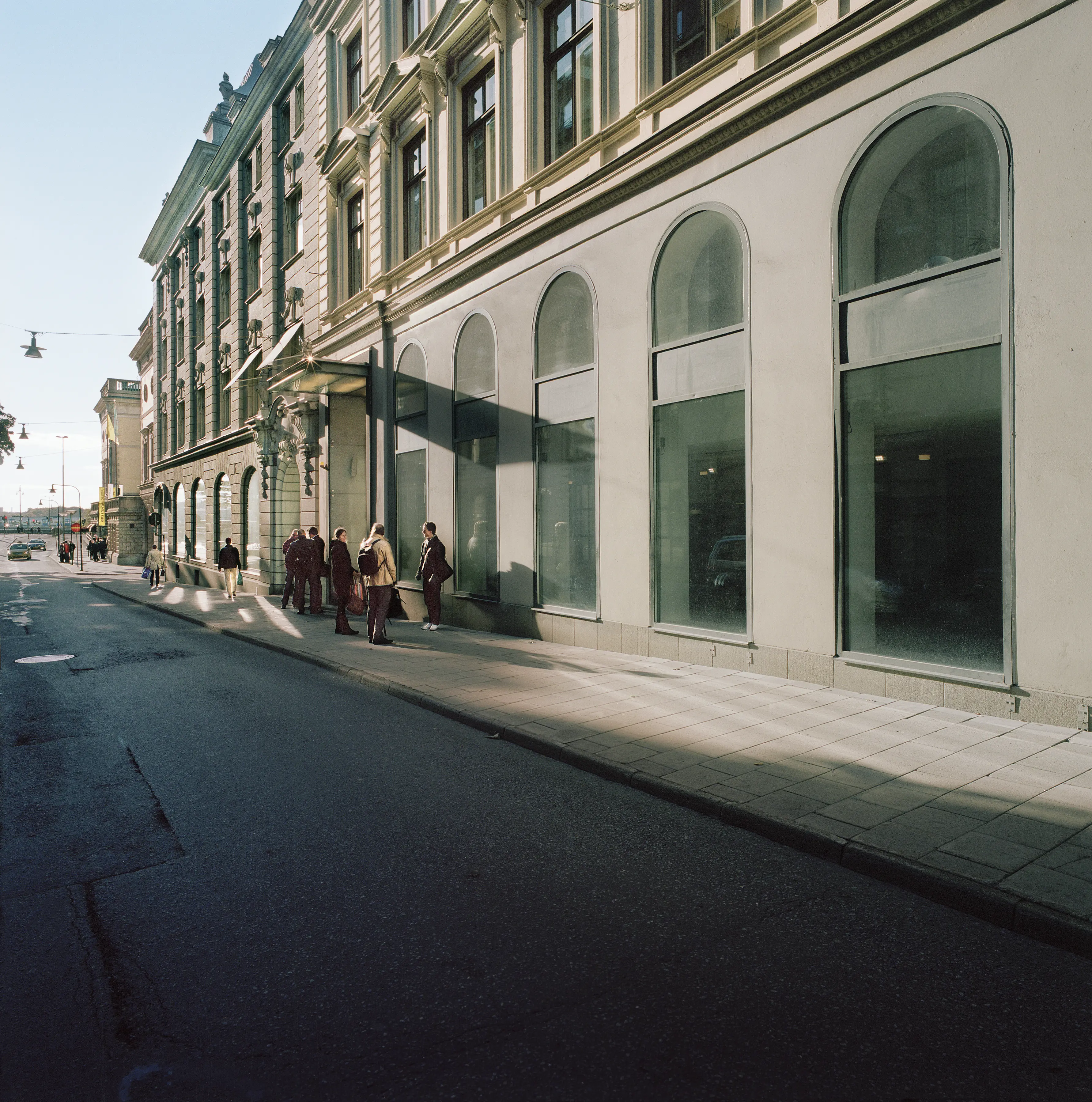 Kvarteret Tigerns vita fasader från olika byggnadsepoker, mot Freds-gatan.
