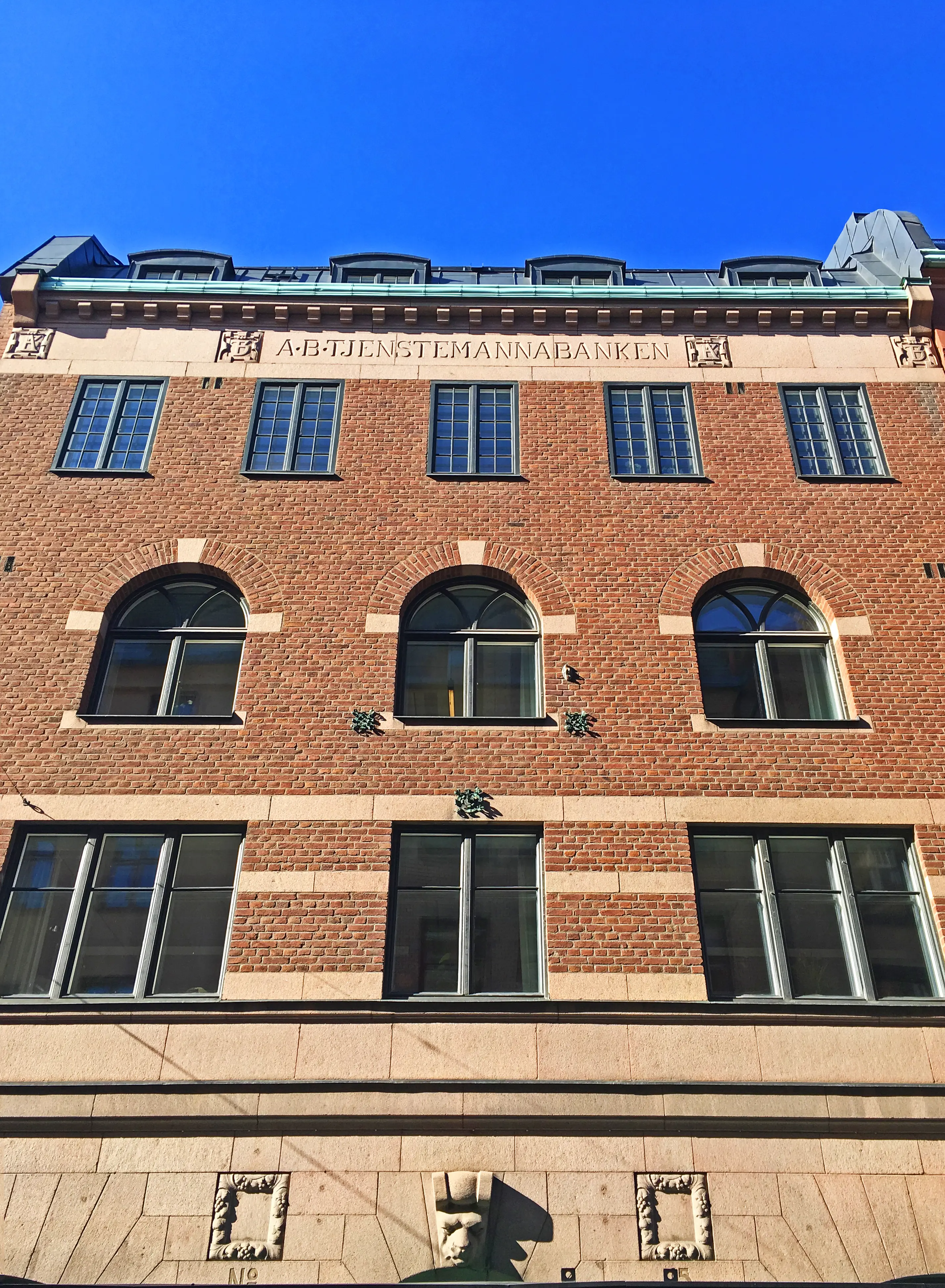 Före detta tjänstemanna-banken i kvarteret Loen.