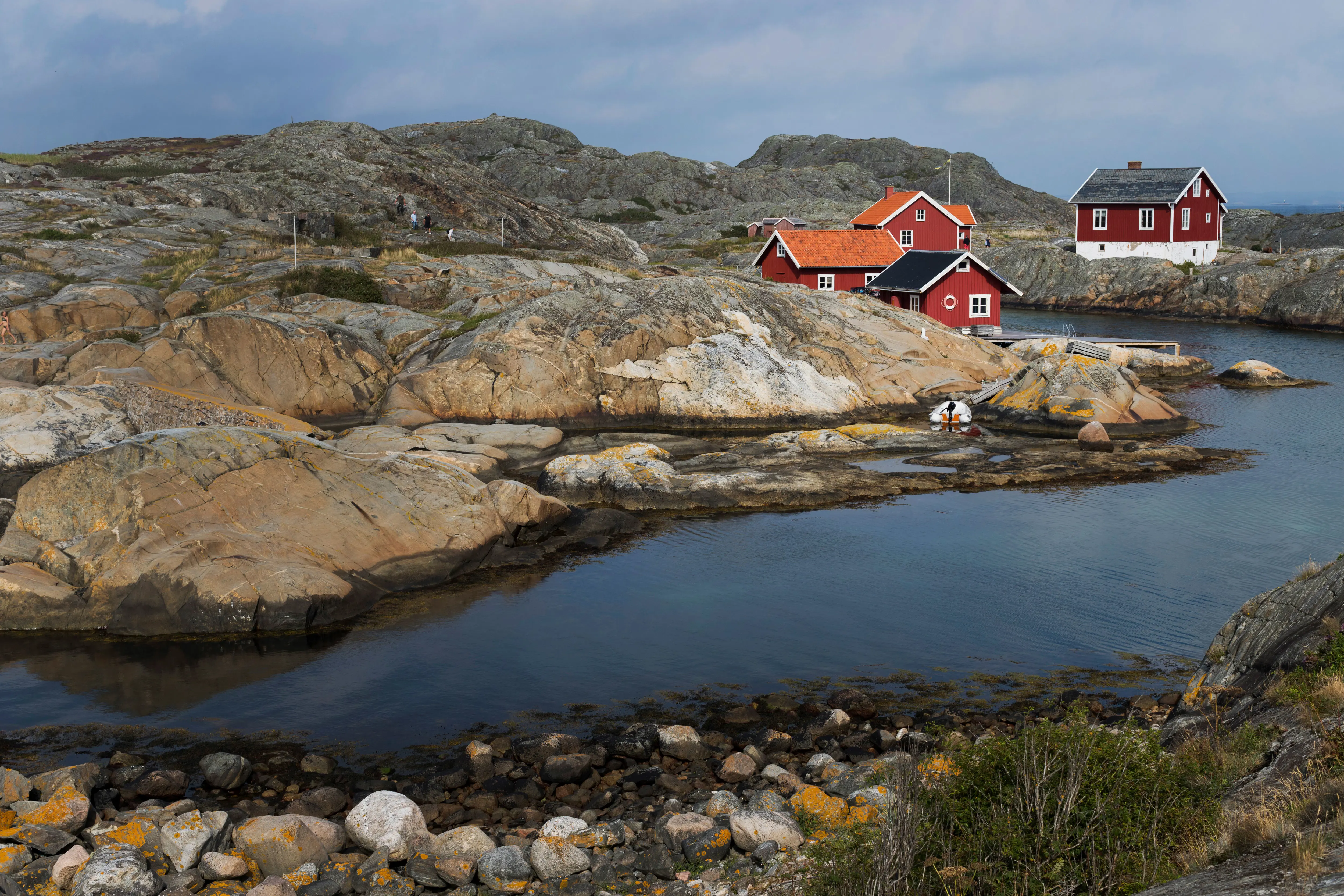 Små röda stugor på Väderöarna.