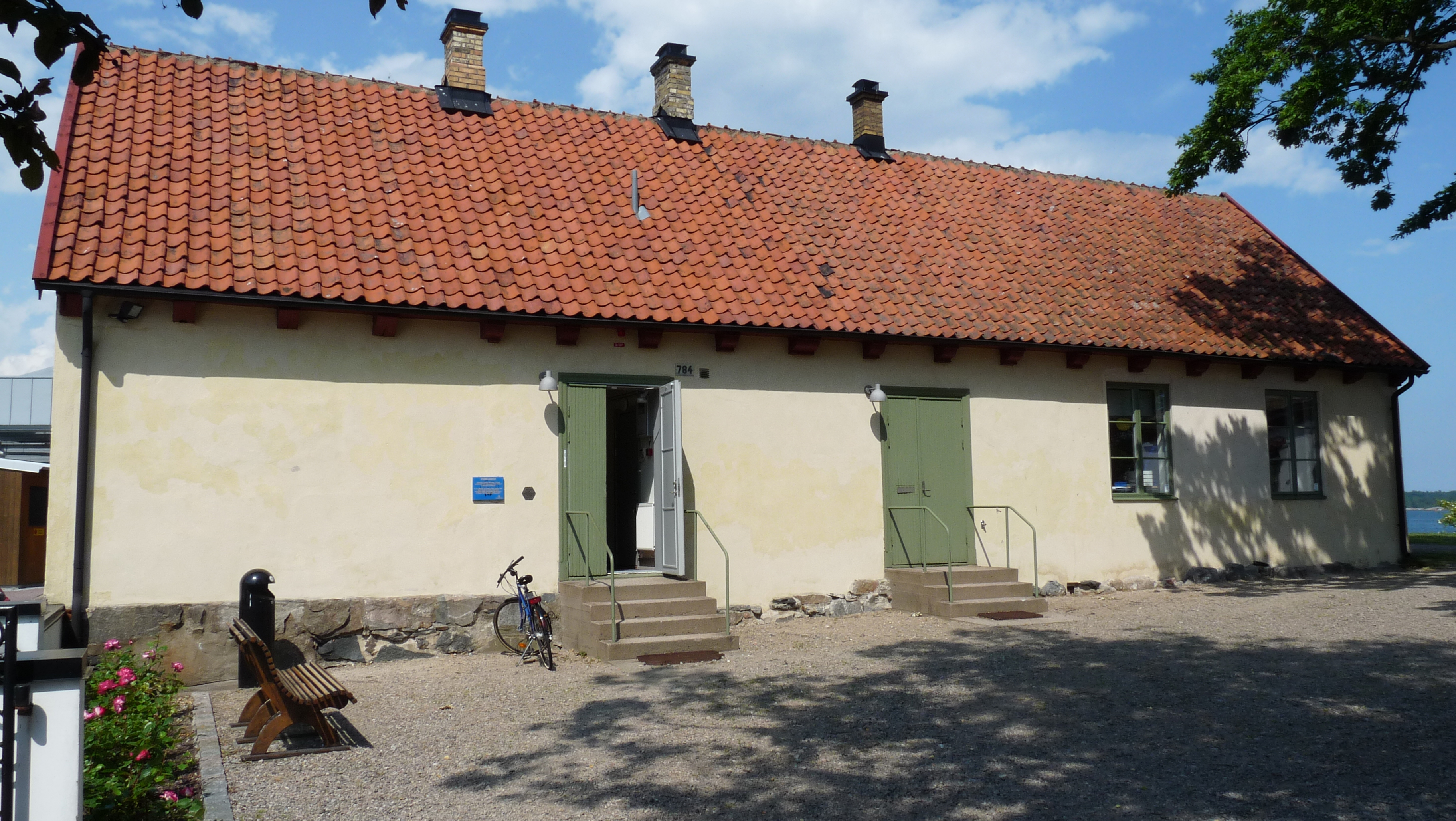 Epidemisjukhuset på Stumholmen. En låg gul-putsad byggnad med tegeltak.
