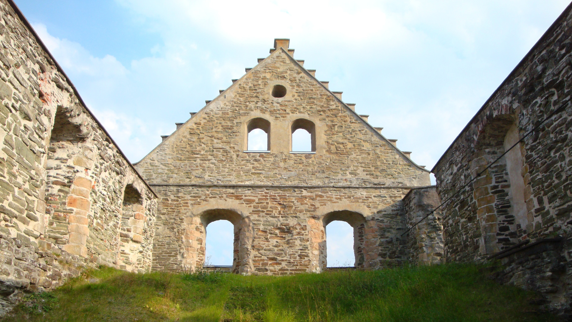 Trappstegsgaveln på Visingsborgs slottsruin sedd inifrån.