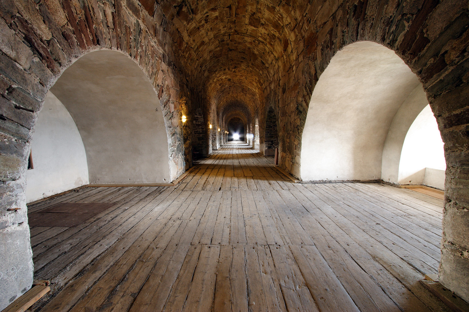 Interiörbild från Drottningskärs kastell med murar och valv.