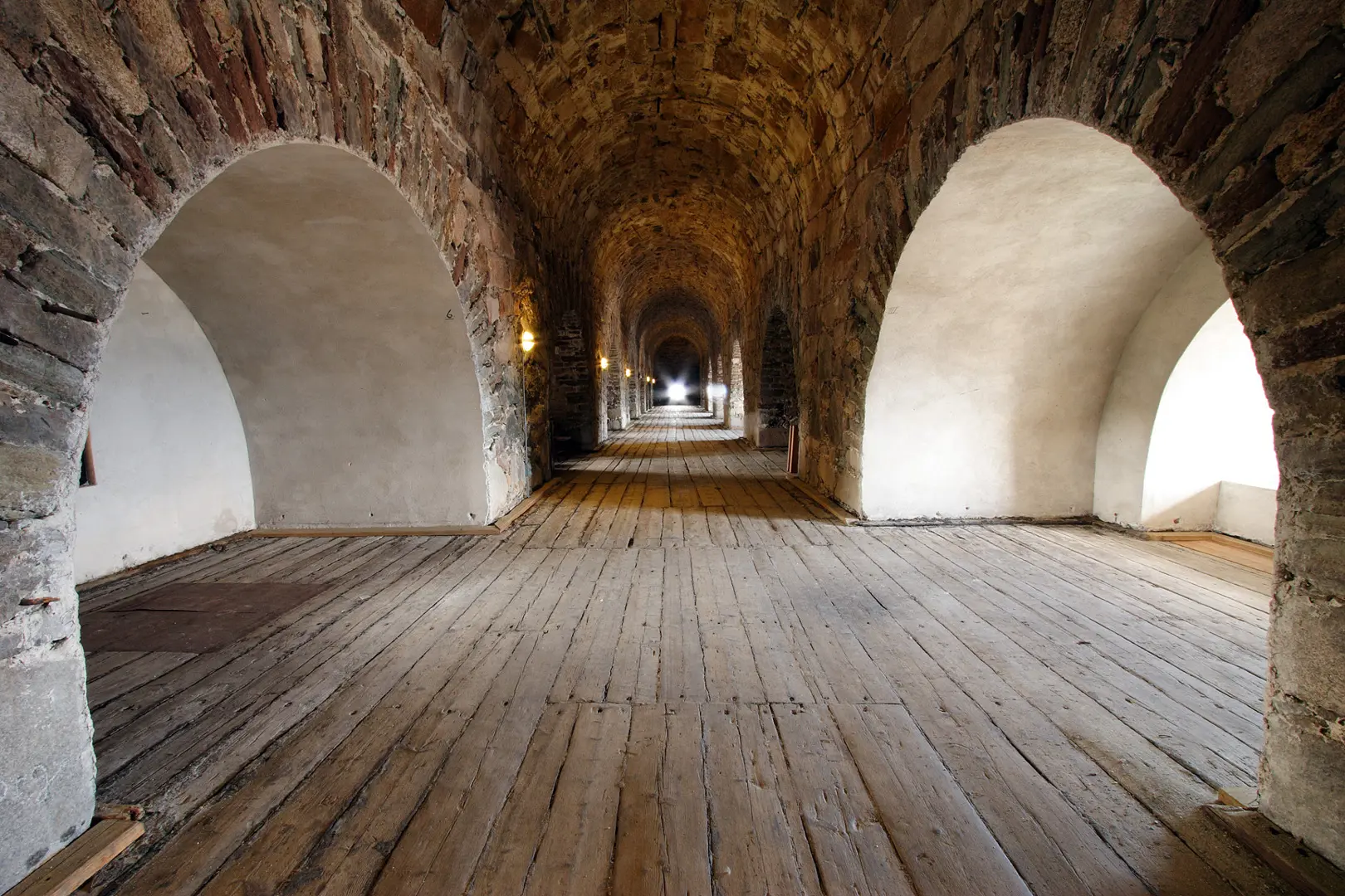 Interiörbild från Drottningskärs kastell med murar och valv.