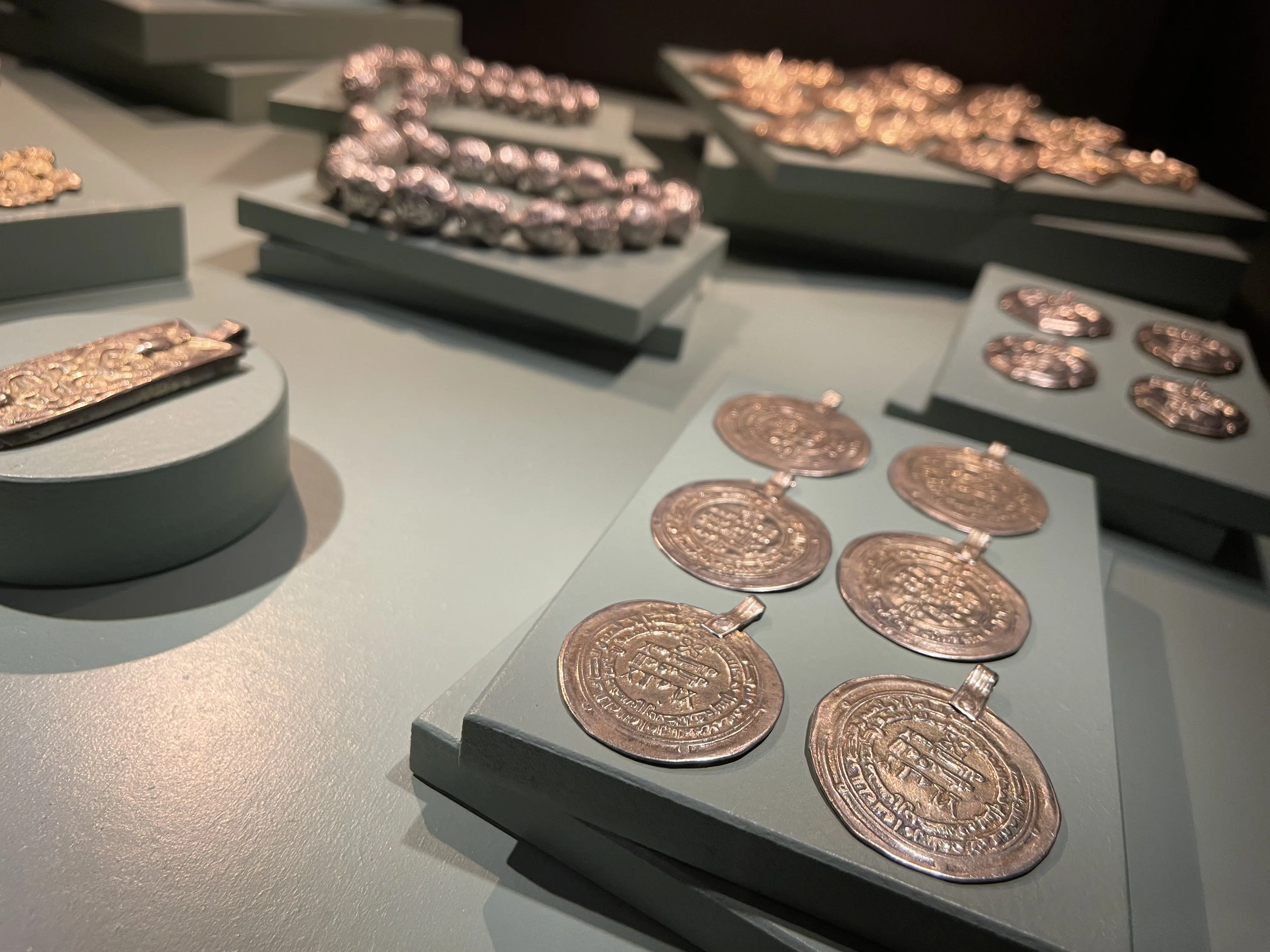Historiska museet i Stockholm. Delar av Vårbyskatten, en vikingatida silverskatt med bland annat arabiska mynt omgjorda till smycken.