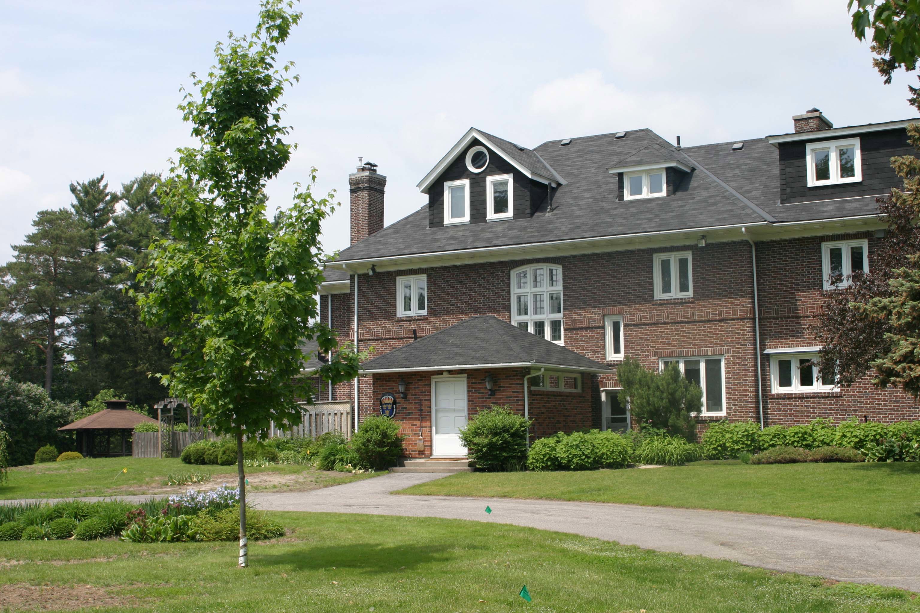 Amassadörs-residenset i Ottawa. Bastant tegelbyggnad i två våningar, med stora tak-kupor.