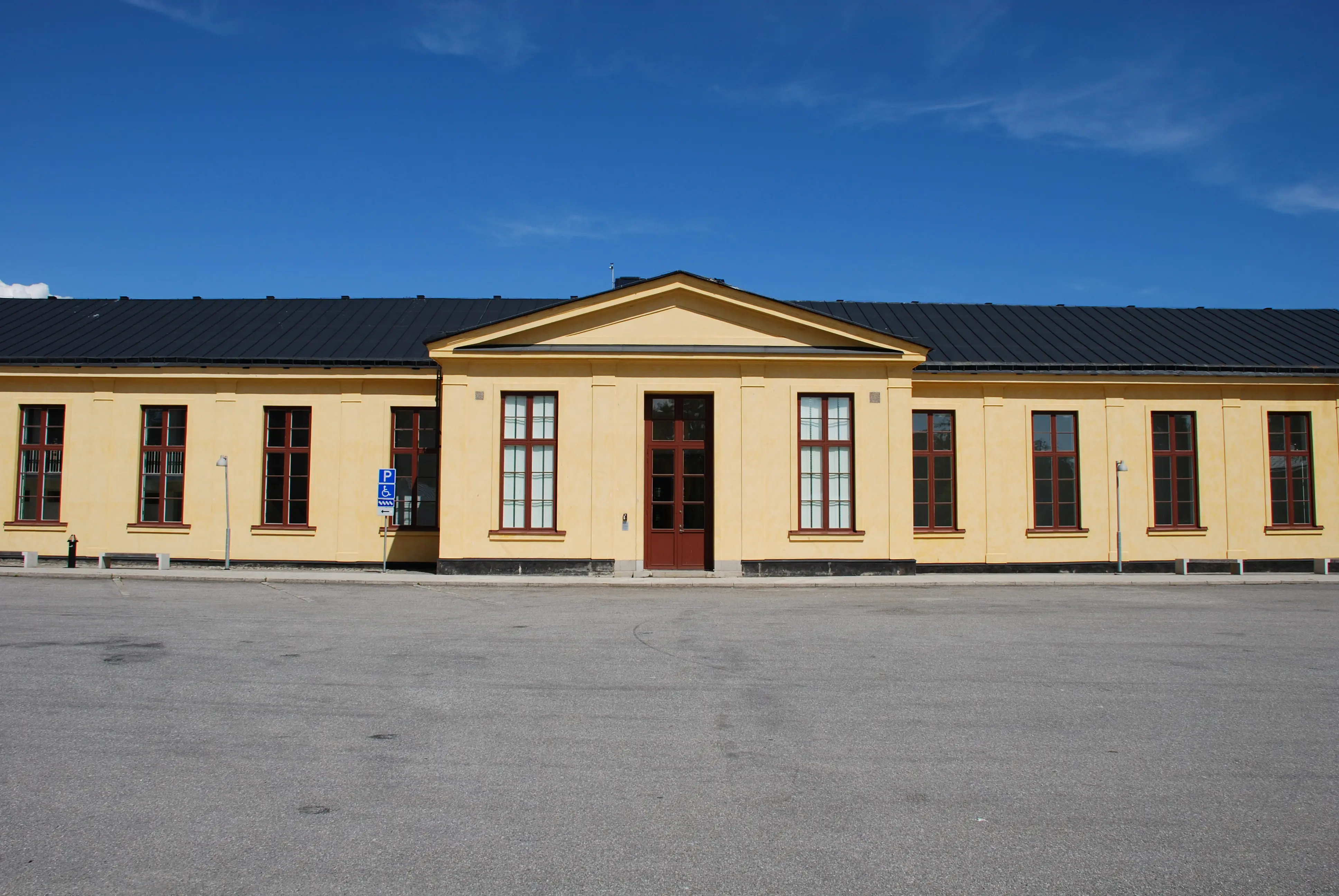 Exercishuset på Skeppsholmen, en låg, klassicistisk byggnad i gul puts, tillhörande Arkitektur- och designcentrum